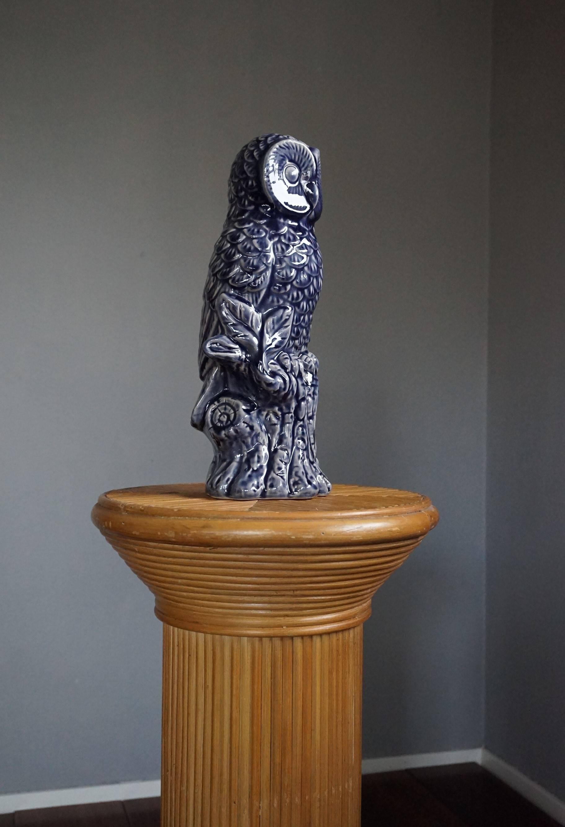 Seltene und mintfarbene lila glasierte Keramikvase-Skulptur einer Eule aus dem 20. Jahrhundert im Angebot 3