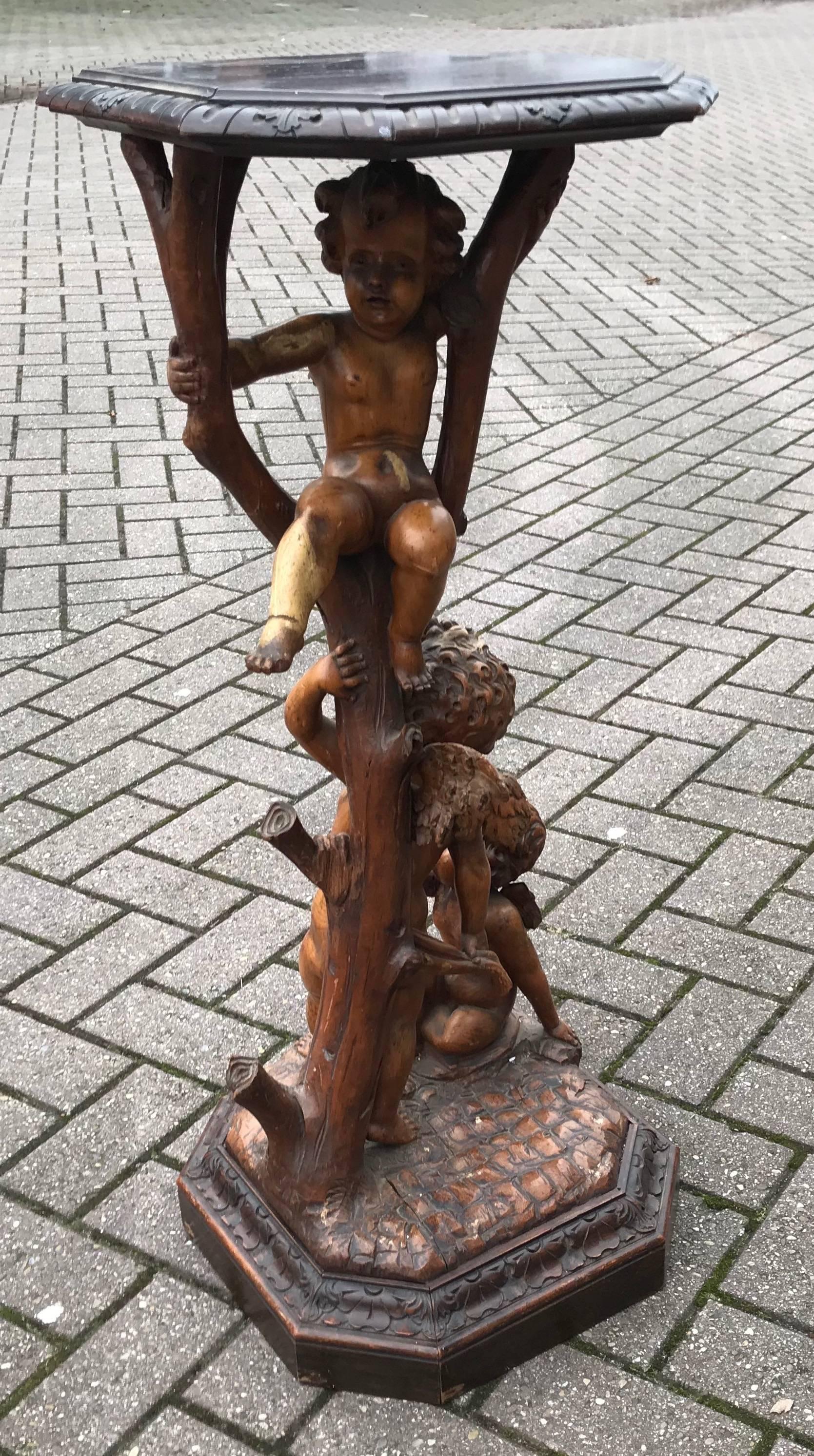 Piédestal d'exposition ancien sculpté de style baroque en forme de groupe de chérubins enjoués État moyen - En vente à Lisse, NL