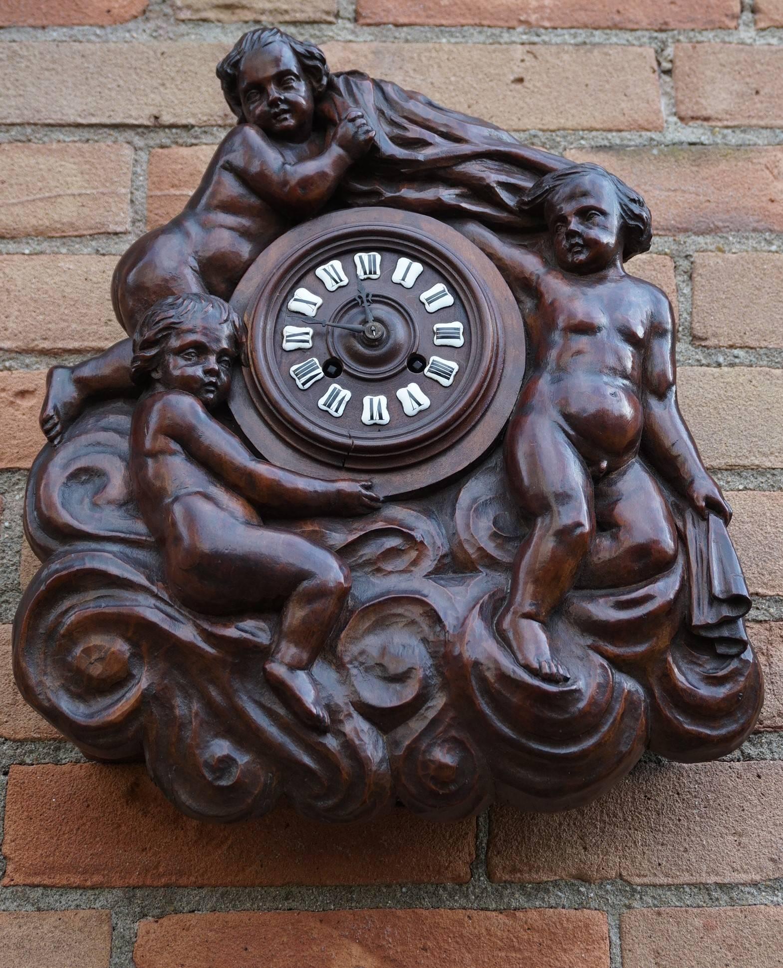 Antique Hand-Carved French Renaissance Revival Wall Clock W. Putto Sculptures In Excellent Condition In Lisse, NL