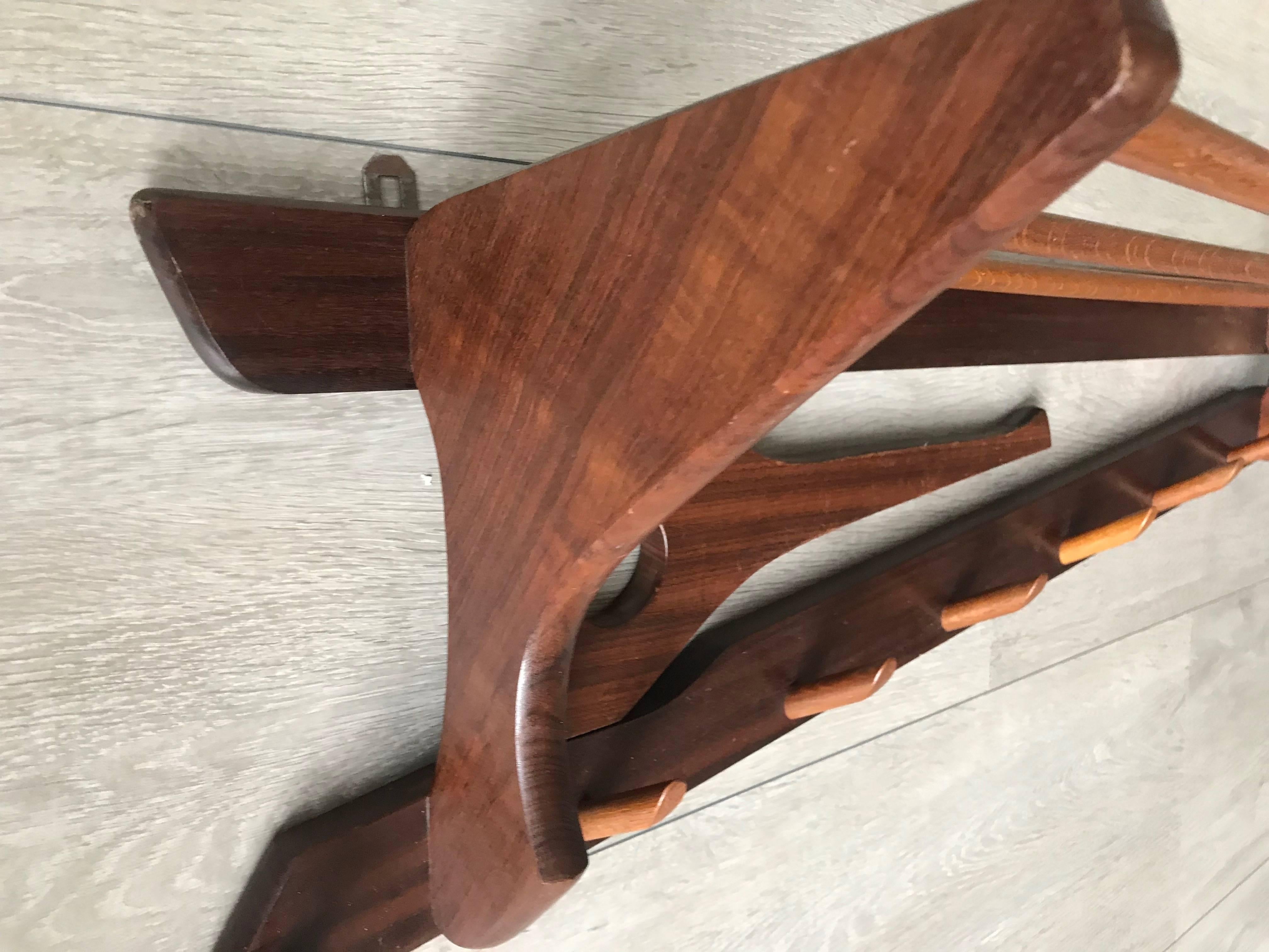 Mid-Century moderno Appendiabiti in legno di teak massiccio di design degli anni '50 con portatabacco in vendita