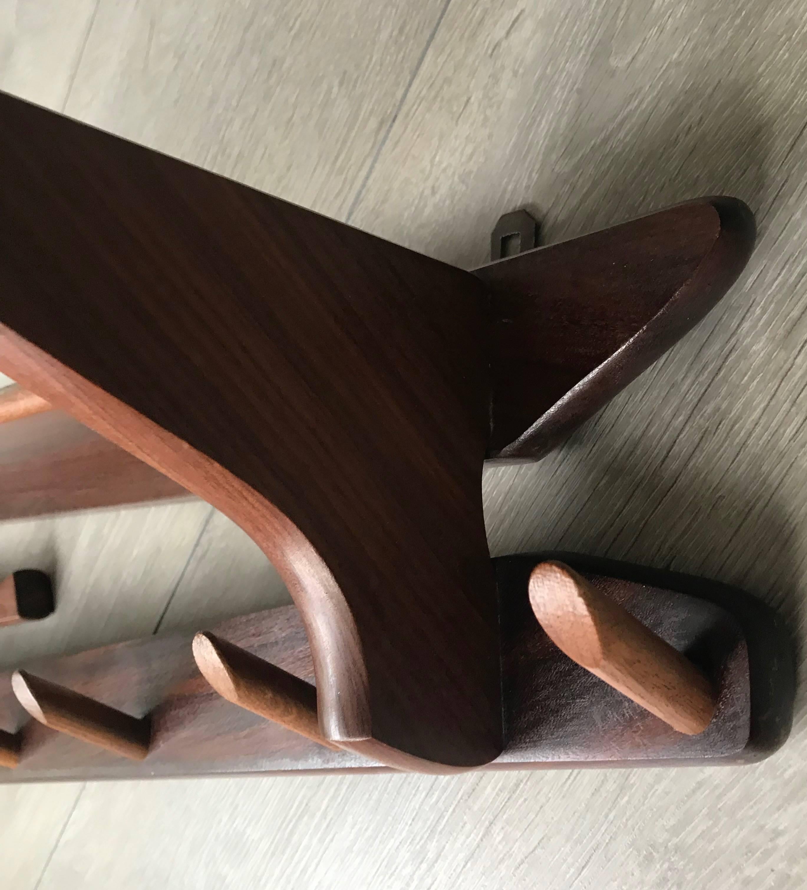 Europeo Appendiabiti in legno di teak massiccio di design degli anni '50 con portatabacco in vendita