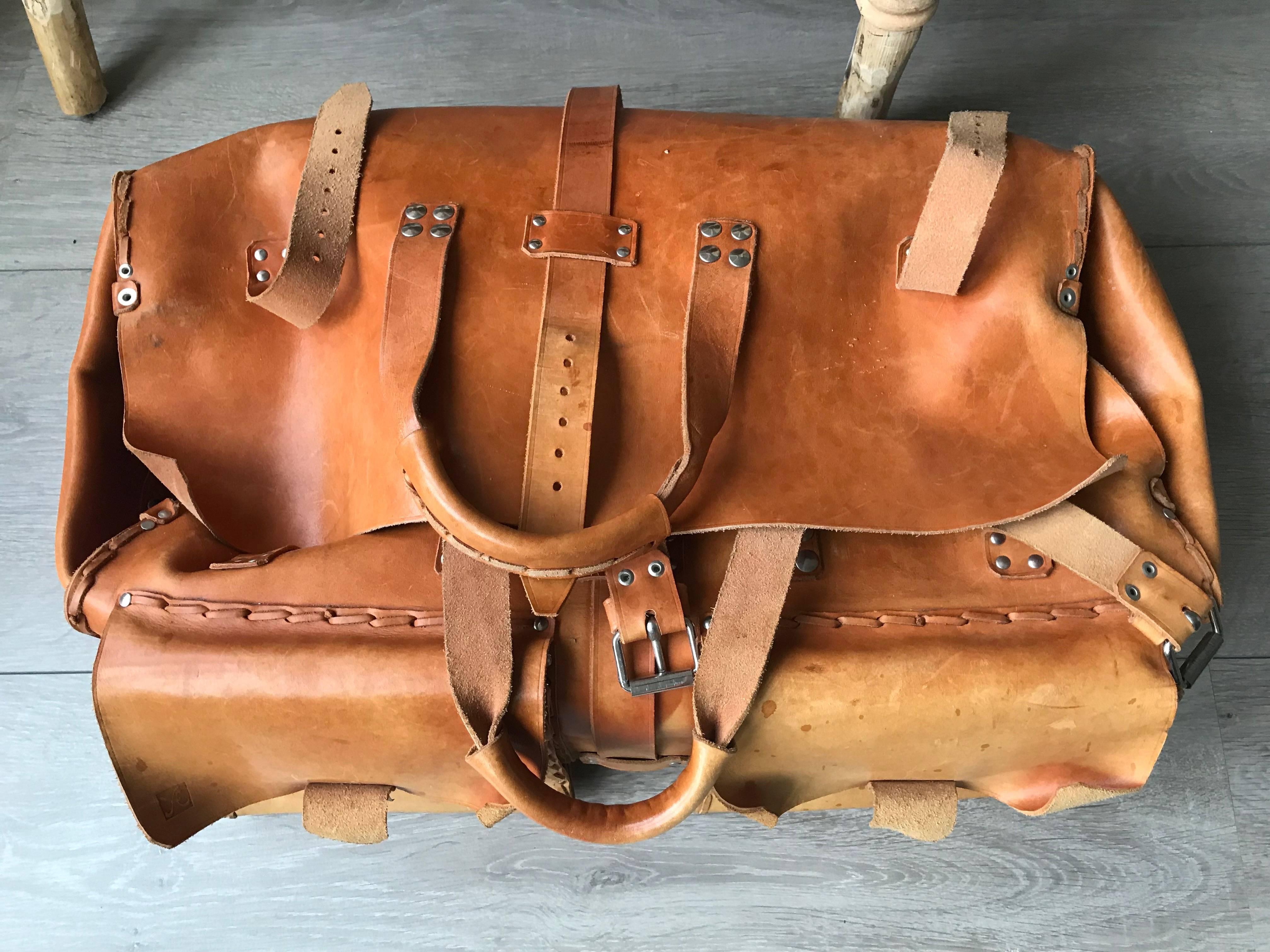 Cool leather bag that can be used for many purposes.

Those of you with a creative mind will immediately see there can be many more purposes to this stylish leather bag then what it was initially made for. The warm color and the wonderful shape make