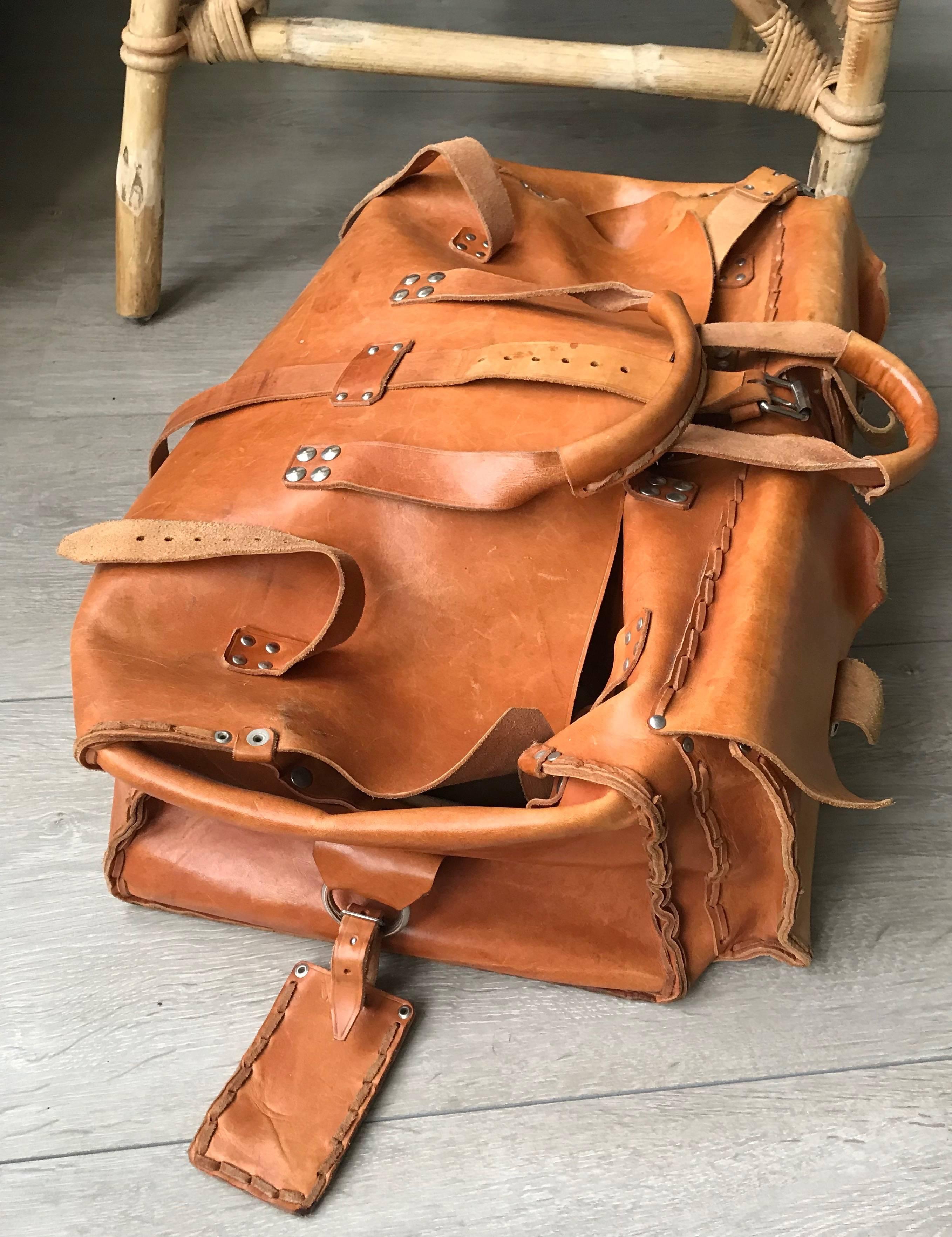 Vintage, Handy and Decorative Large Leather Travel Bag or Magazine Bag Stand In Good Condition For Sale In Lisse, NL
