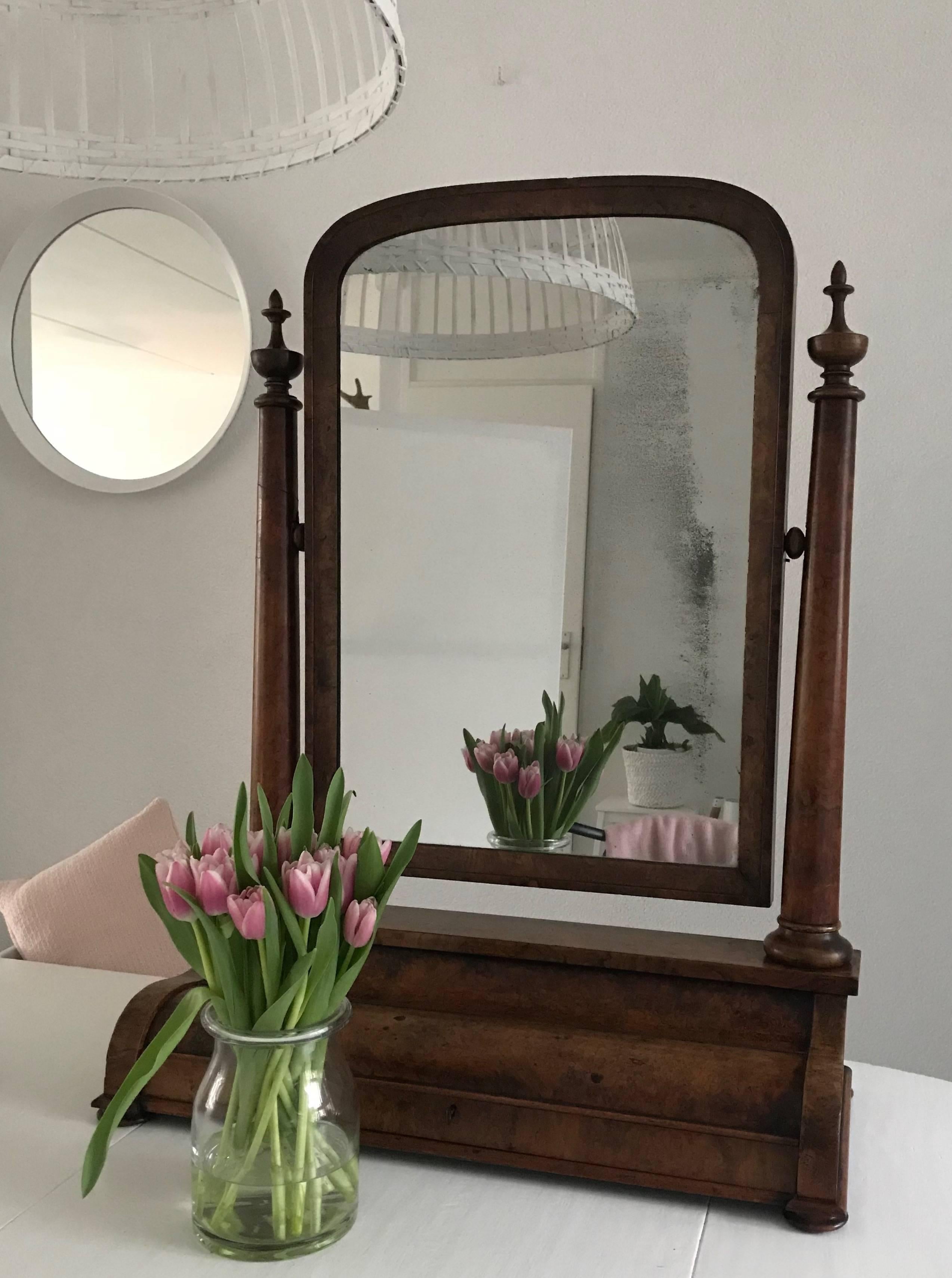 A very pleasing, late 19th century vanity stand. 

This marvellous mirror stand is in good condition and the wood has a truly warm, deep and rich patina. The combination of the majestic shape and the stunning patina makes this classy, antique vanity