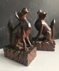 Paar handgeschnitzte und stilisierte Hunde, die Fetch-Skulpturen spielen, frühe 1900er Jahre