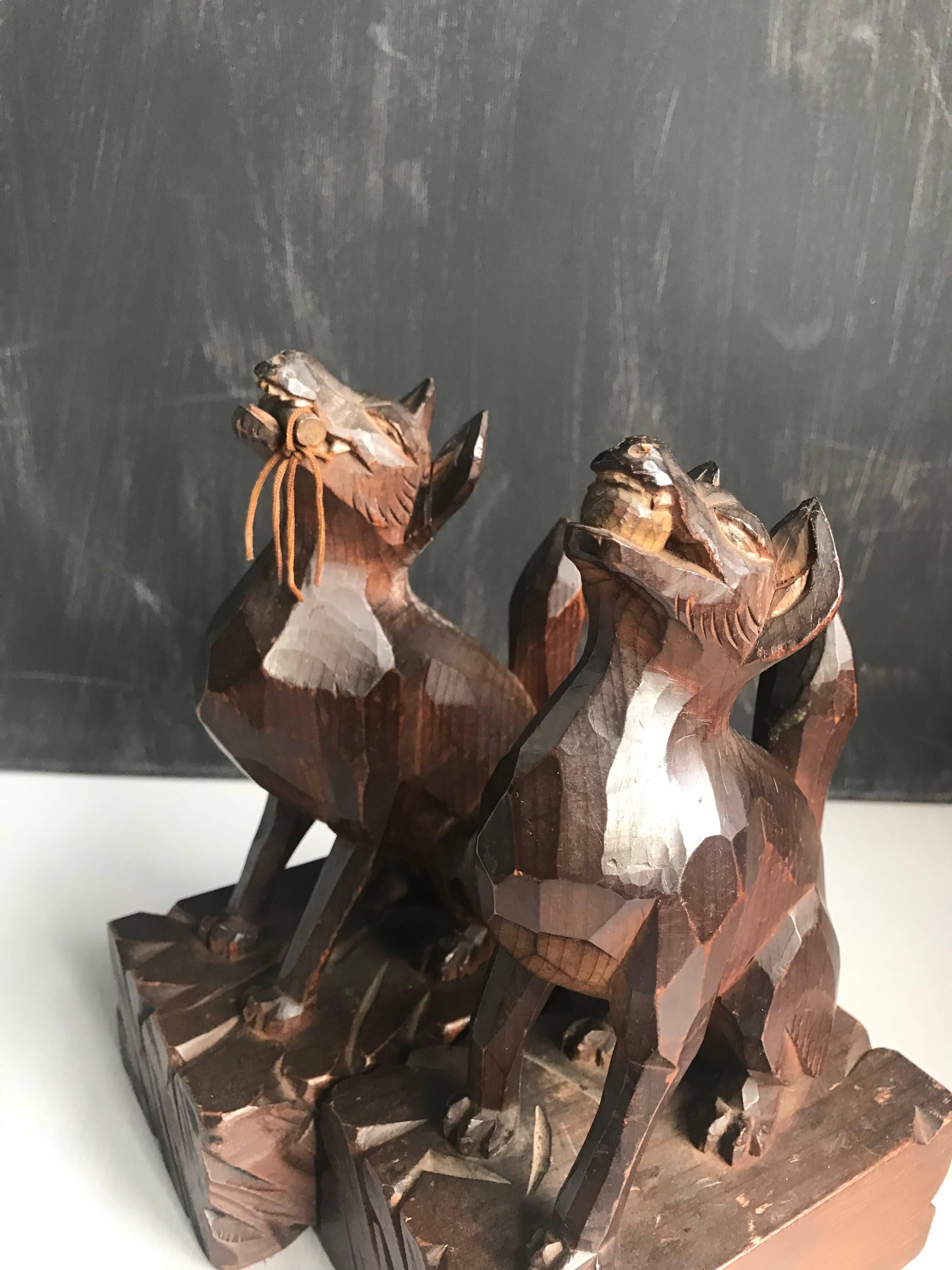 Arts and Crafts Paire de serre-livres du début de 1900 sculptés et stylisés à la main représentant des chiens jouant avec des fetchs en vente