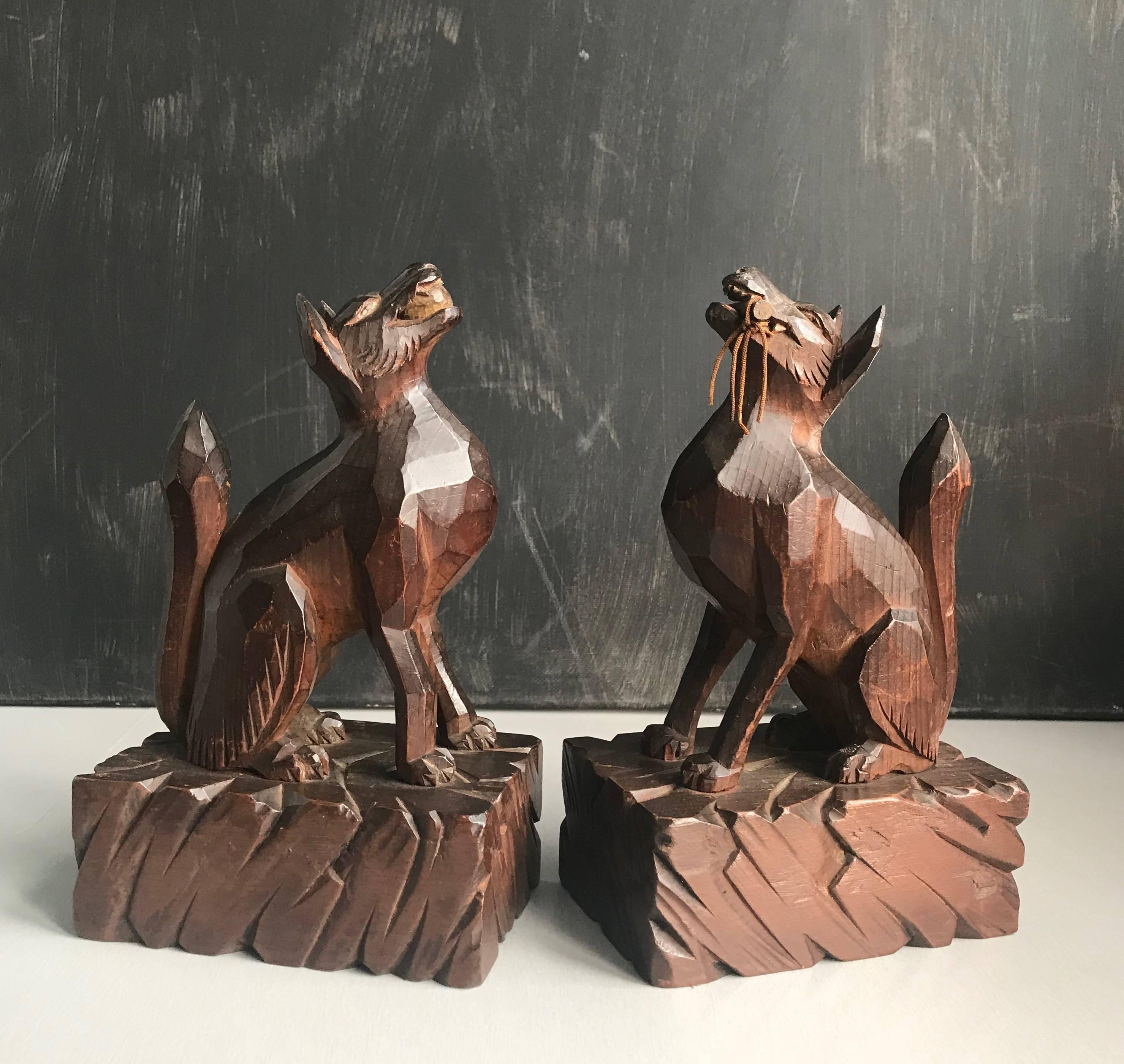 Early 1900 Hand-Carved and Stylized Dogs Playing Fetch Sculptures, Pair Bookends In Good Condition For Sale In Lisse, NL