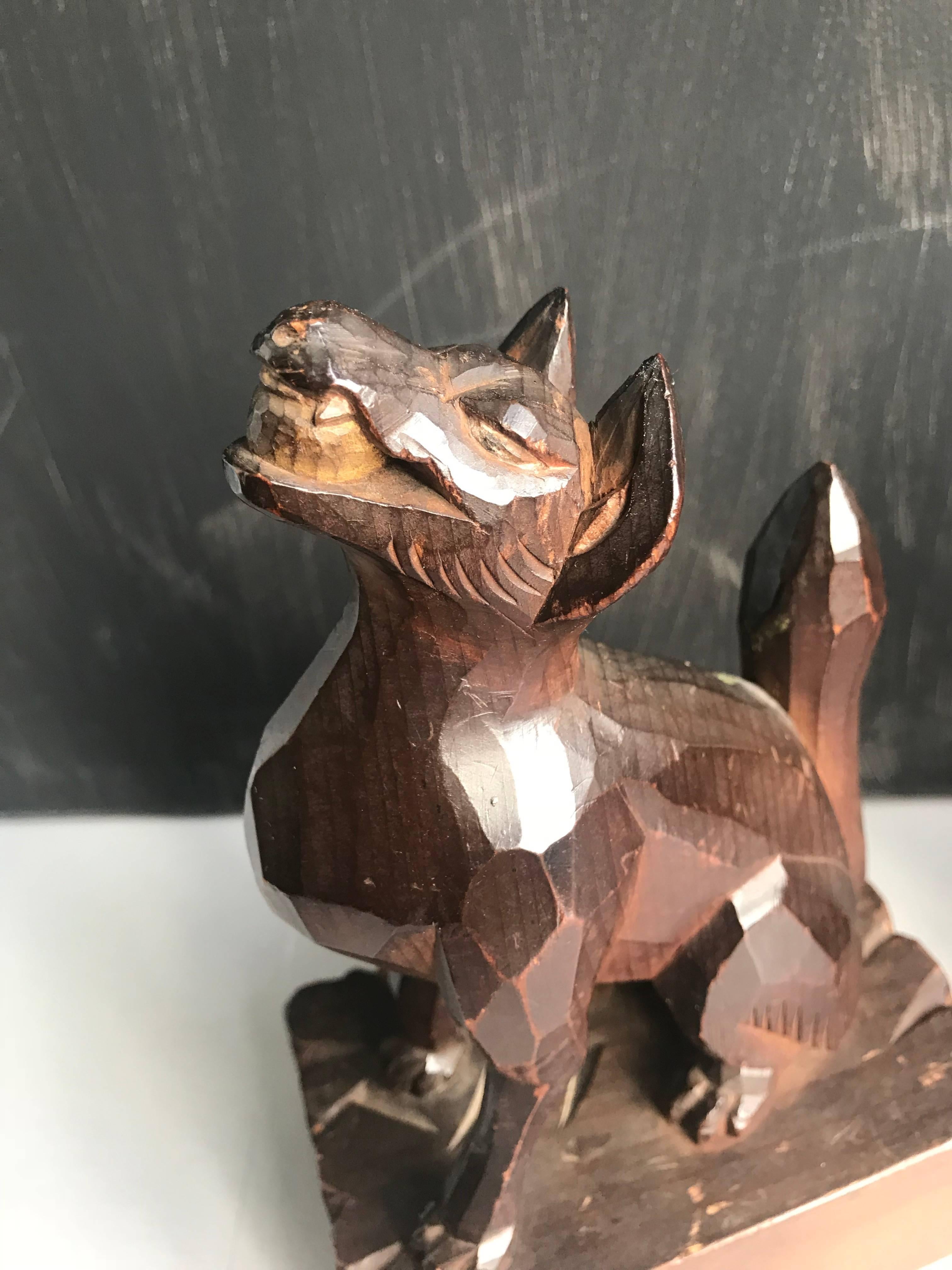 Fruitiers Paire de serre-livres du début de 1900 sculptés et stylisés à la main représentant des chiens jouant avec des fetchs en vente