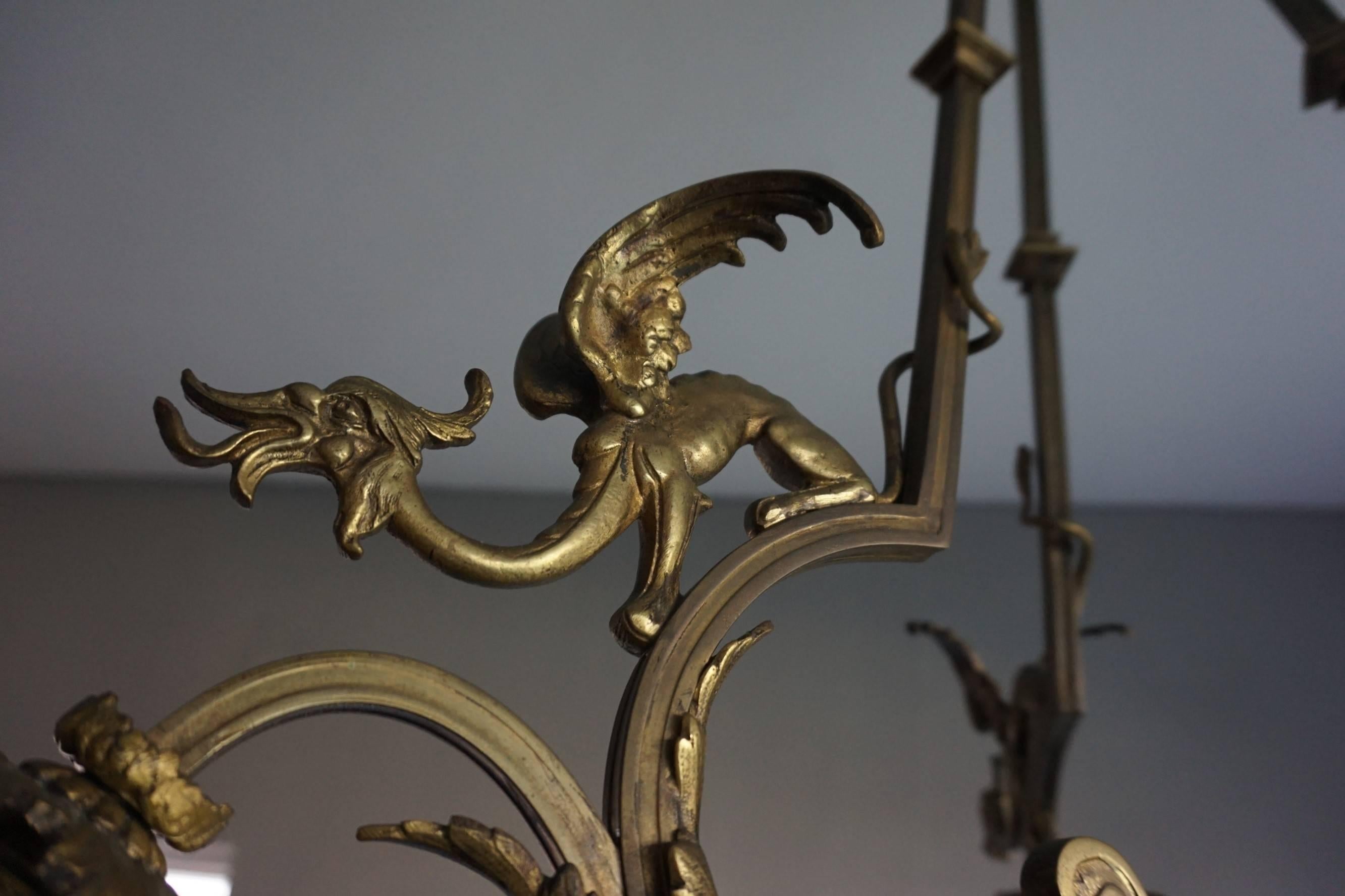 Français Lampe à suspension / lustre néo-gothique ancien en bronze et verre avec Gargouilles ailées en vente