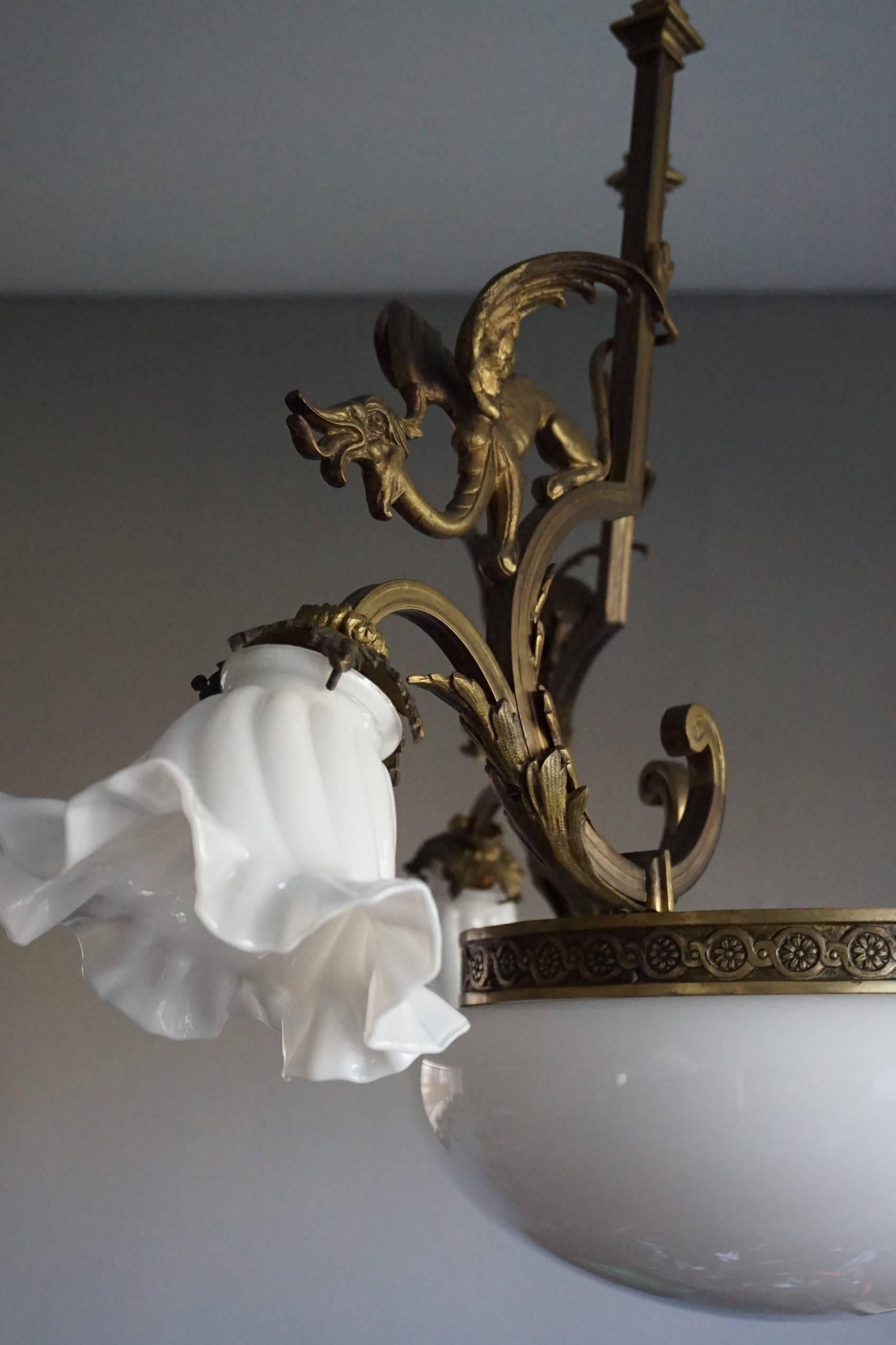 Fait main Lampe à suspension / lustre néo-gothique ancien en bronze et verre avec Gargouilles ailées en vente