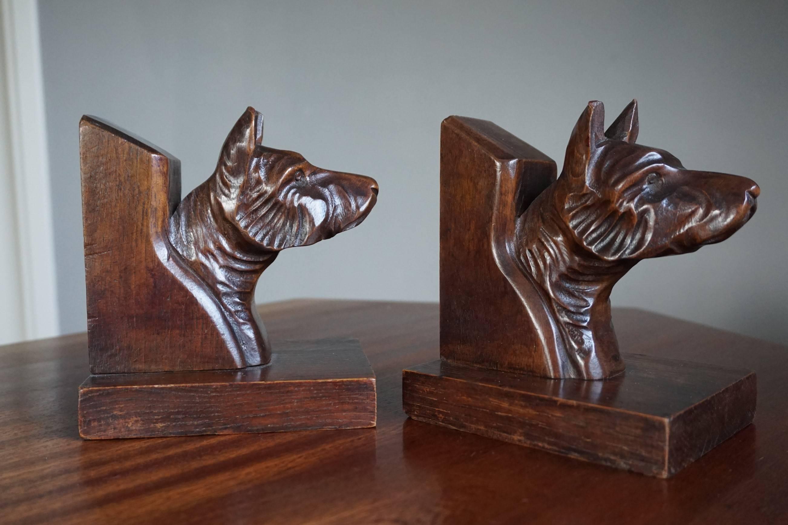 French Early 20th Century Quality Carved Chestnut Dog Bust Bookends on an Oak Base For Sale