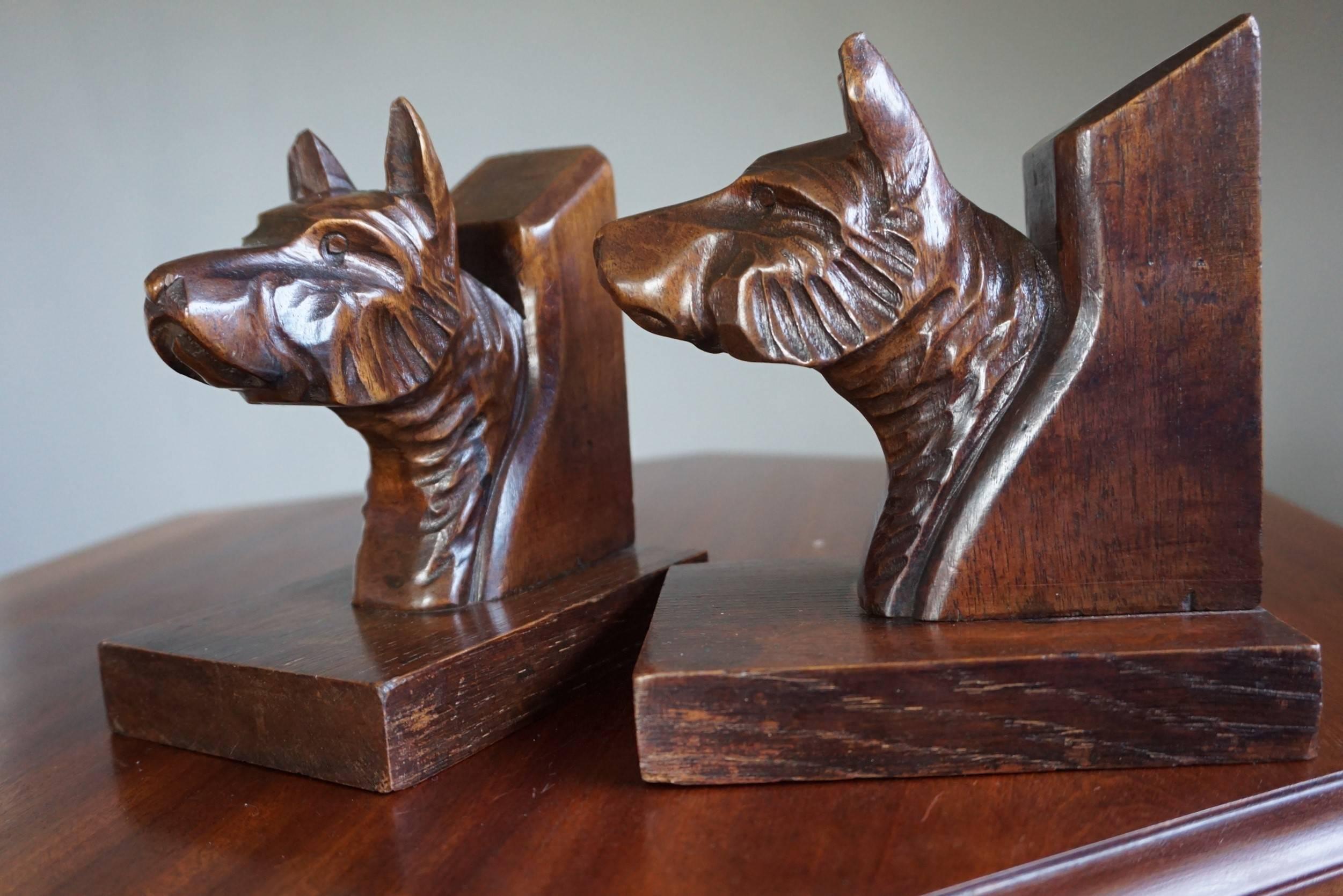Early 20th Century Quality Carved Chestnut Dog Bust Bookends on an Oak Base For Sale 1
