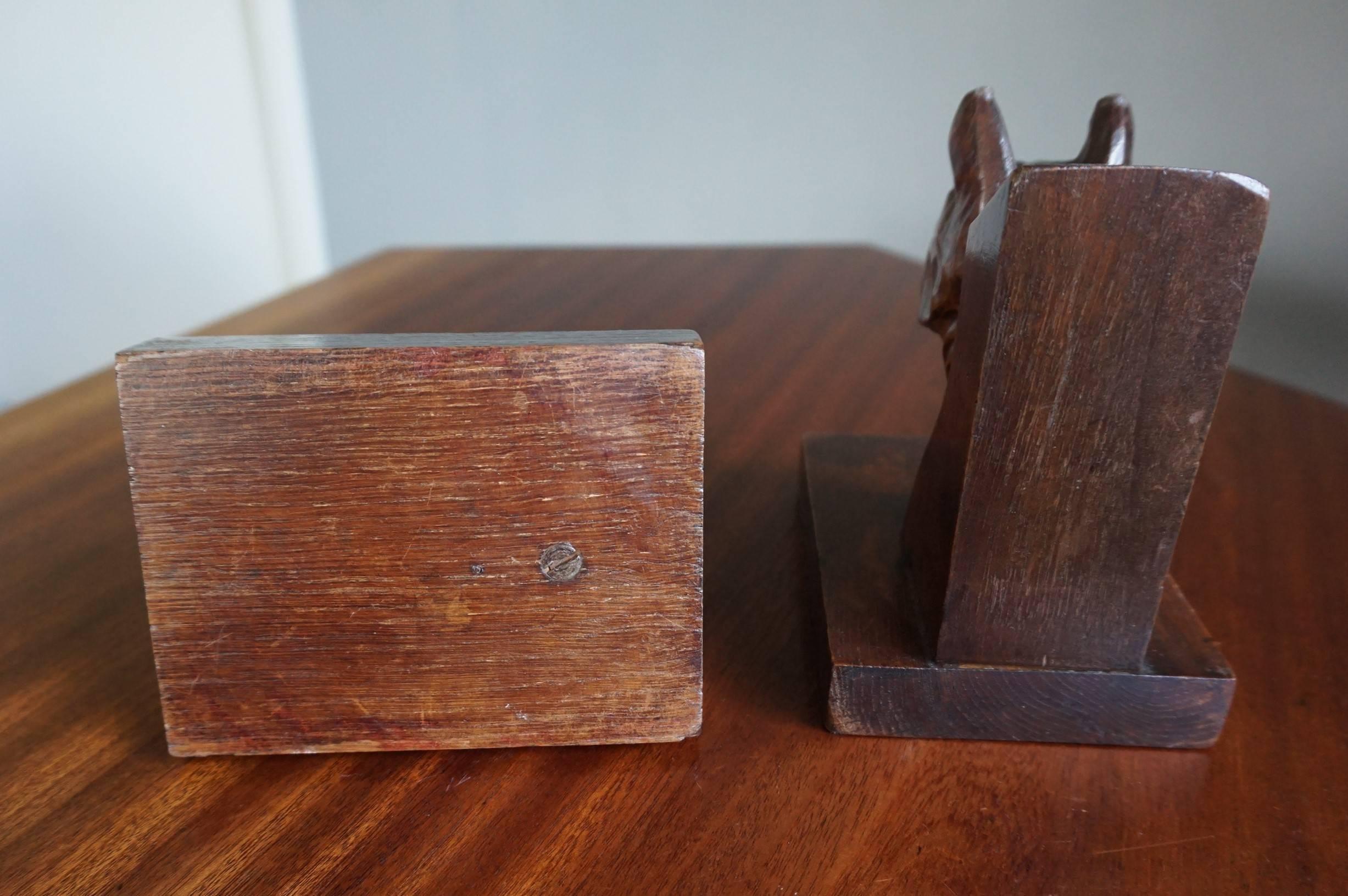 Early 20th Century Quality Carved Chestnut Dog Bust Bookends on an Oak Base For Sale 3