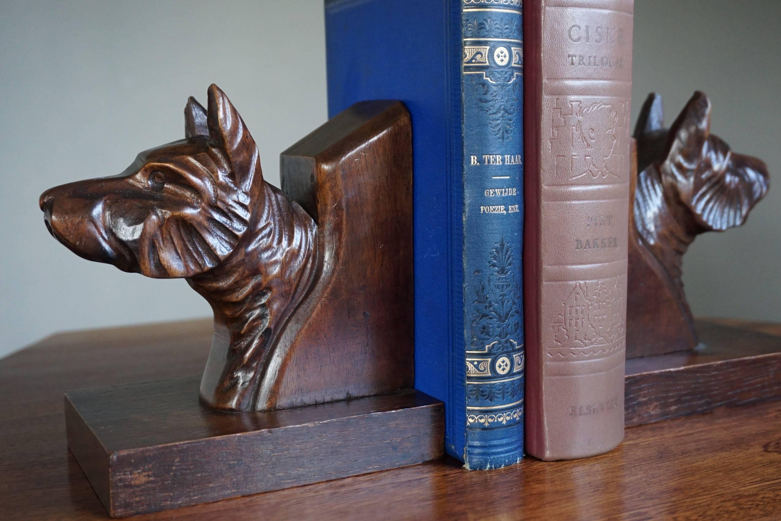 Early 20th Century Quality Carved Chestnut Dog Bust Bookends on an Oak Base For Sale 4