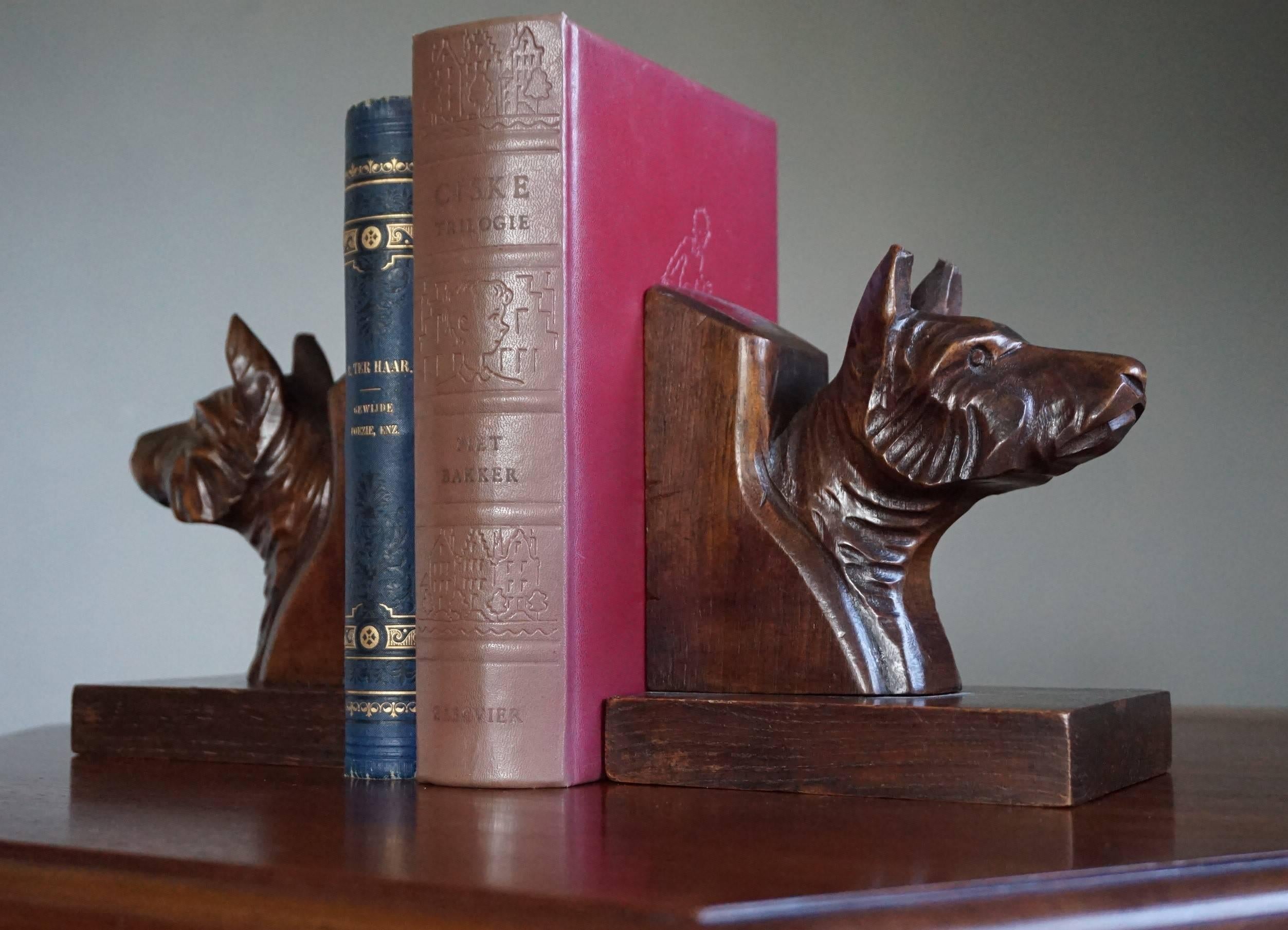 Hand-Carved Early 20th Century Quality Carved Chestnut Dog Bust Bookends on an Oak Base For Sale