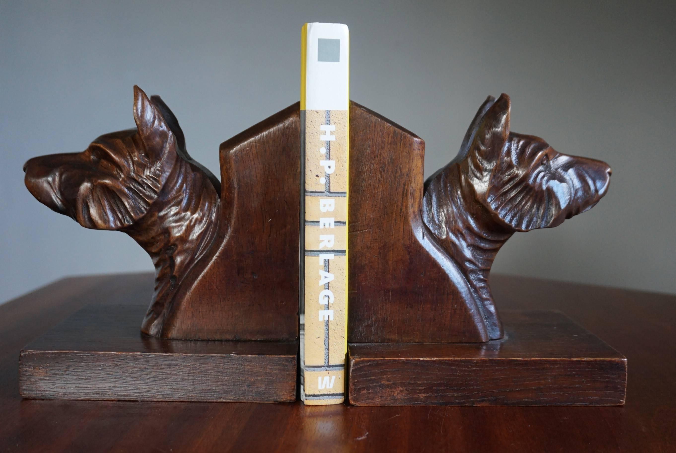 Early 20th Century Quality Carved Chestnut Dog Bust Bookends on an Oak Base For Sale 2