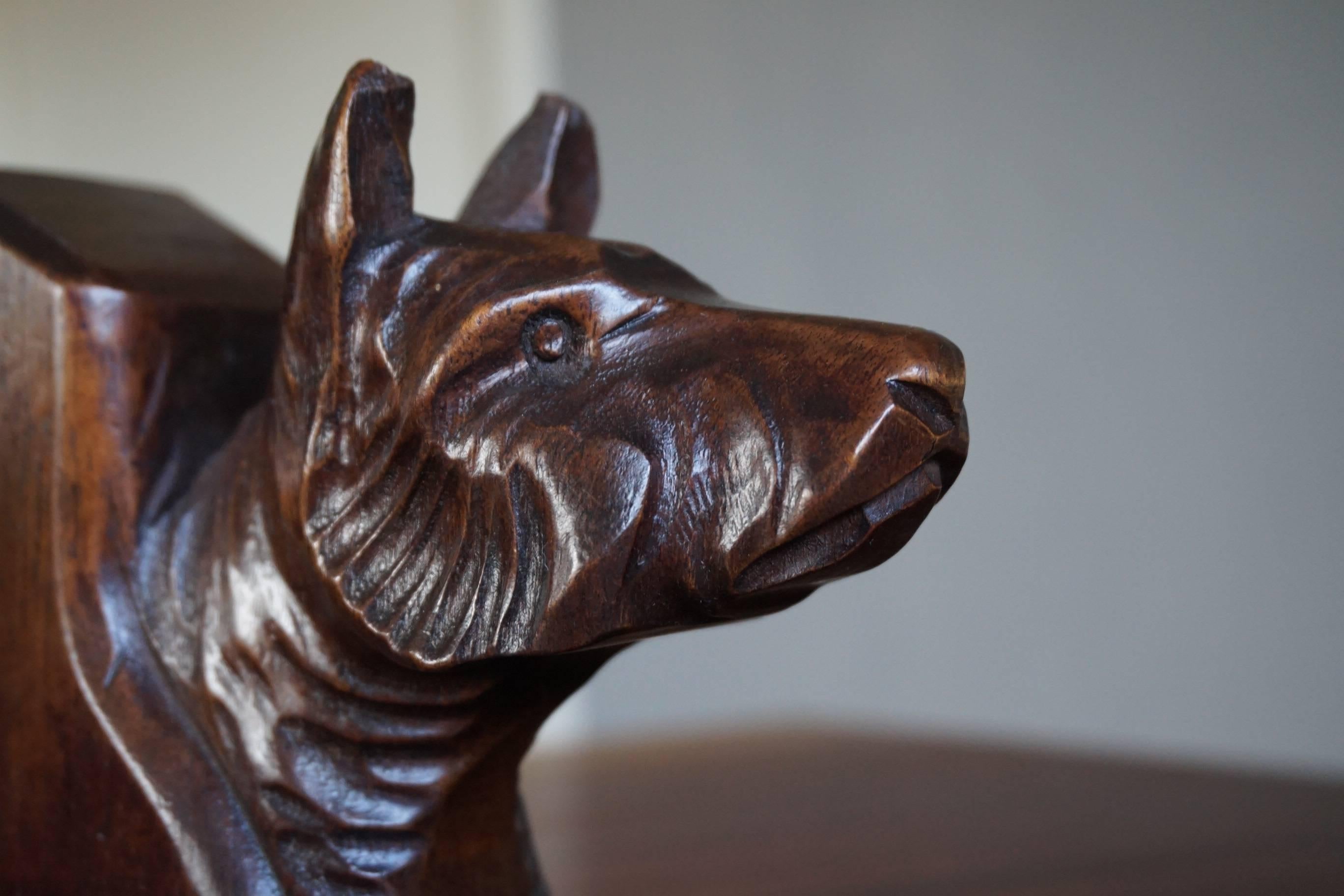 Early 20th Century Quality Carved Chestnut Dog Bust Bookends on an Oak Base In Good Condition For Sale In Lisse, NL