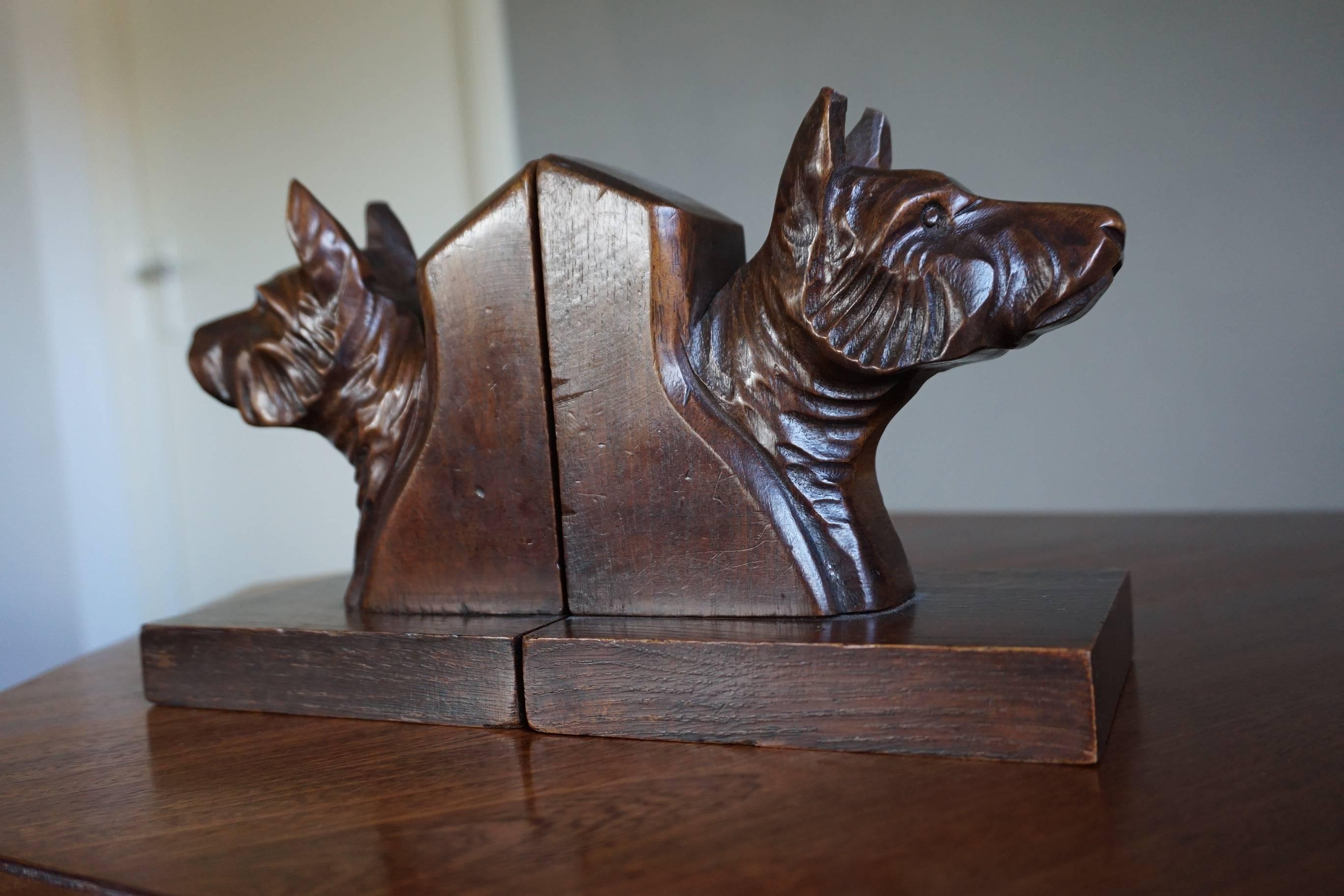 Early 20th Century Quality Carved Chestnut Dog Bust Bookends on an Oak Base For Sale 5