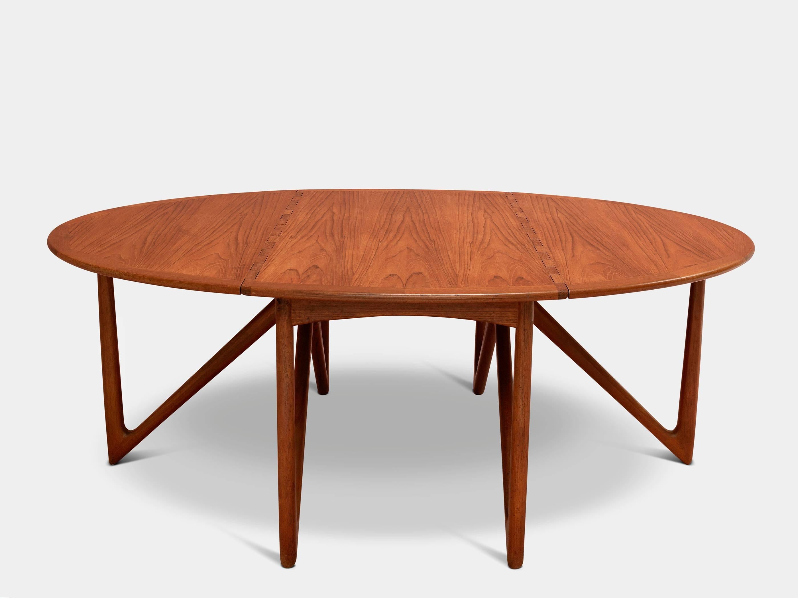 
Oval gate-leg dining table of teak with flip-down leaves with integrated joints and sculptural V-shaped legs. Model 304.
Manufactured in the 1960s-1970s by Koefoed Furniture, in Hornslet, Denmark. 
 