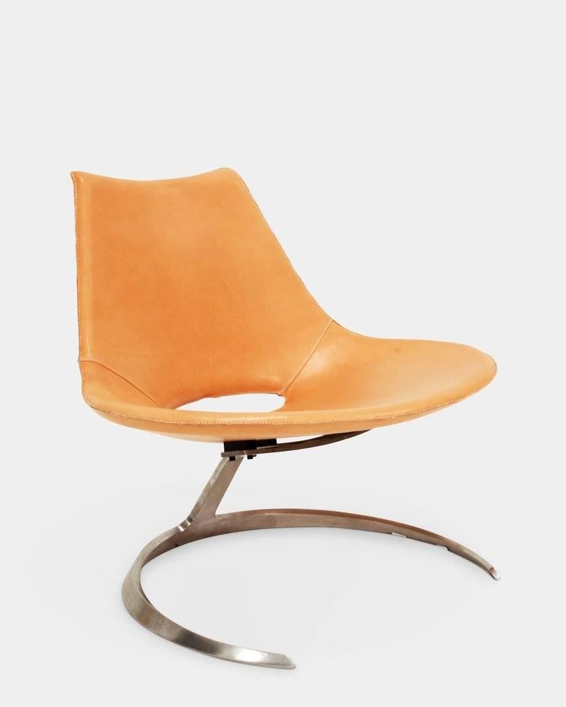 Preben Fabricius (1931-1984) and Jørgen Kastholm (1931-2007):
Scimitar chair / Horseshoe chair / Model IS-63.
Easy chair with leather upholstery mounted on a stainless steel base.
Designed in 1962, manufactured by Cabinetmaker Ivan Schlechter.