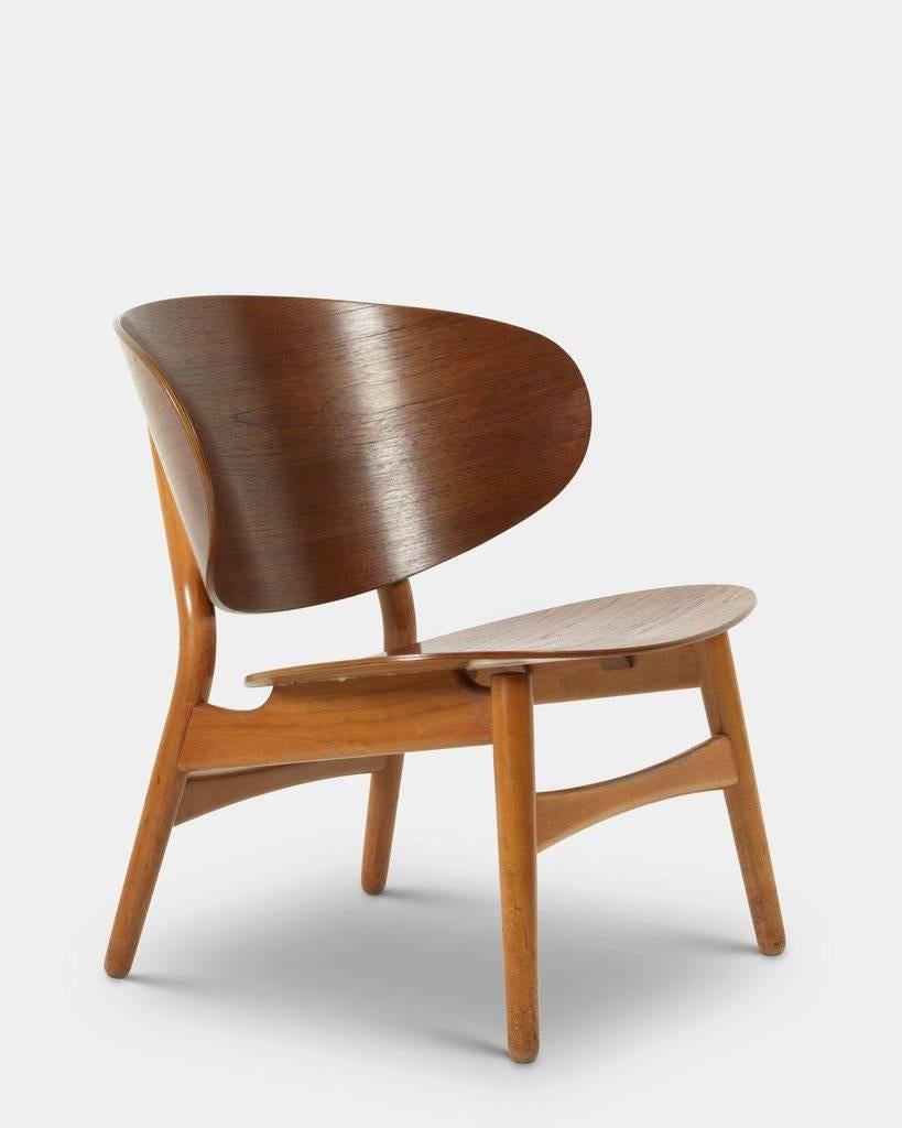 Hans J. Wegner (1914-2007).
Shell chair / Model FH-1936.
Easy chair with beech frame and moulded plywood seat and back, teak veneer. 
Designed in 1948, manufactured by Fritz Hansen.

Literature: Noritsu Oda, 'Hans J. Wegner’s 100 chairs',