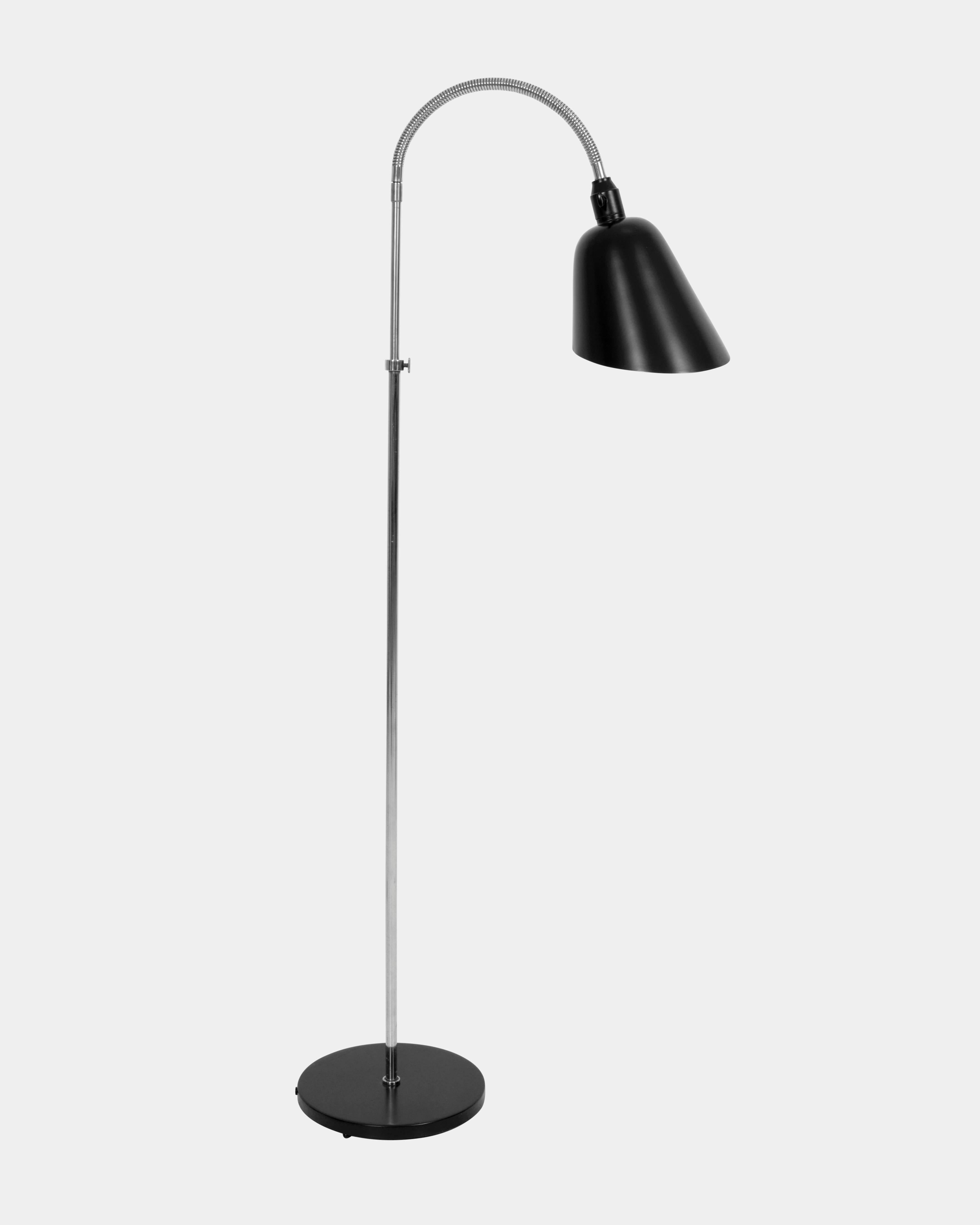 Arne Jacobsen (1902-1971):
Bellevue floor lamp.
Steel stand with black lacquered shade and bakelite switch and house.
Adjustable height.
Designed in 1929 and manufactured på Louis Poulsen.
 