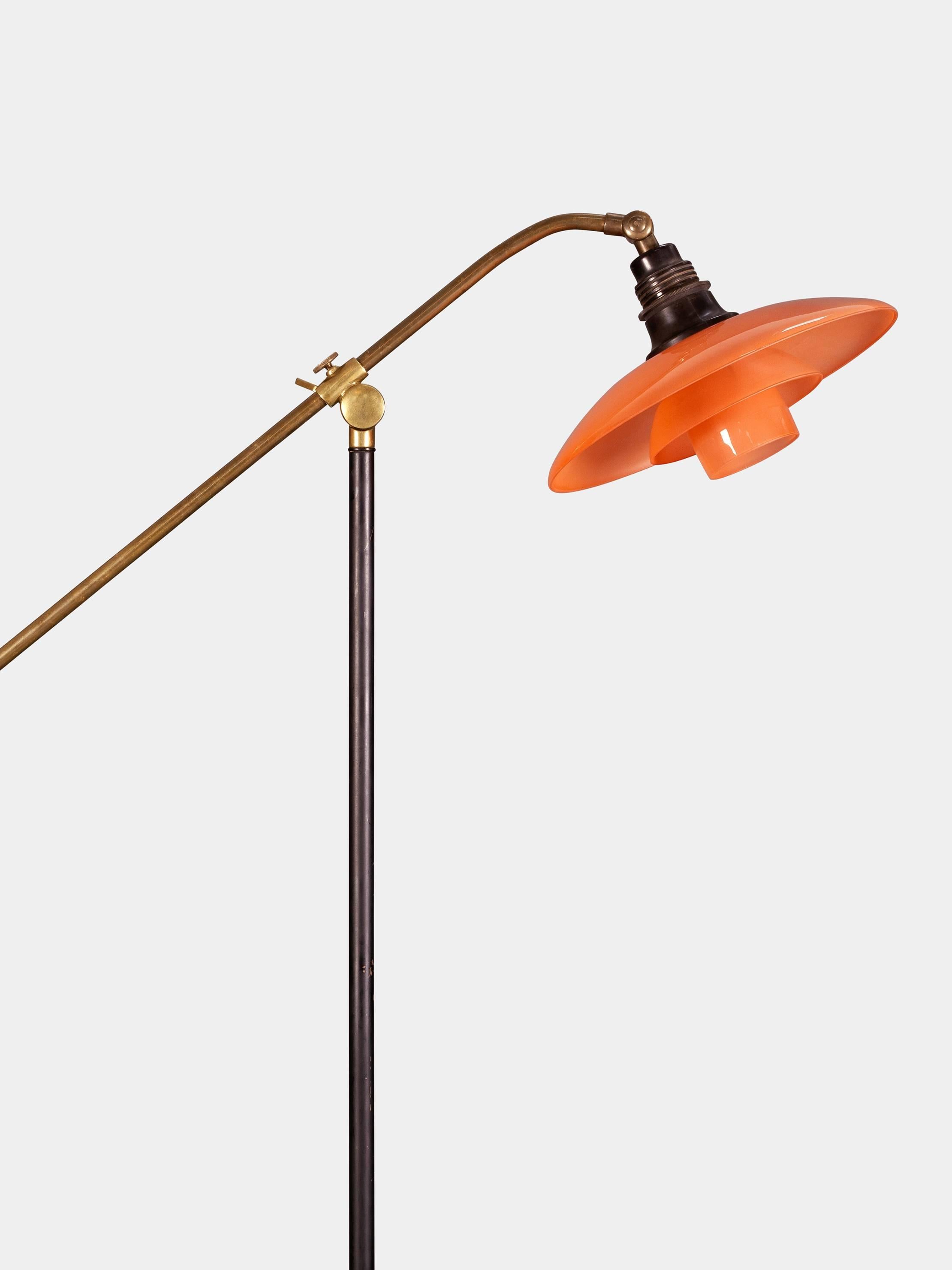 Poul Henningsen, PH 2/2 so-called `Water Pump´ floor lamp.
beautifully decorated in black lacquered steel stand with brushed brass arm and shade set of frosted shades, painted pink. Light house and switch of bakelite.
Stamped patented.