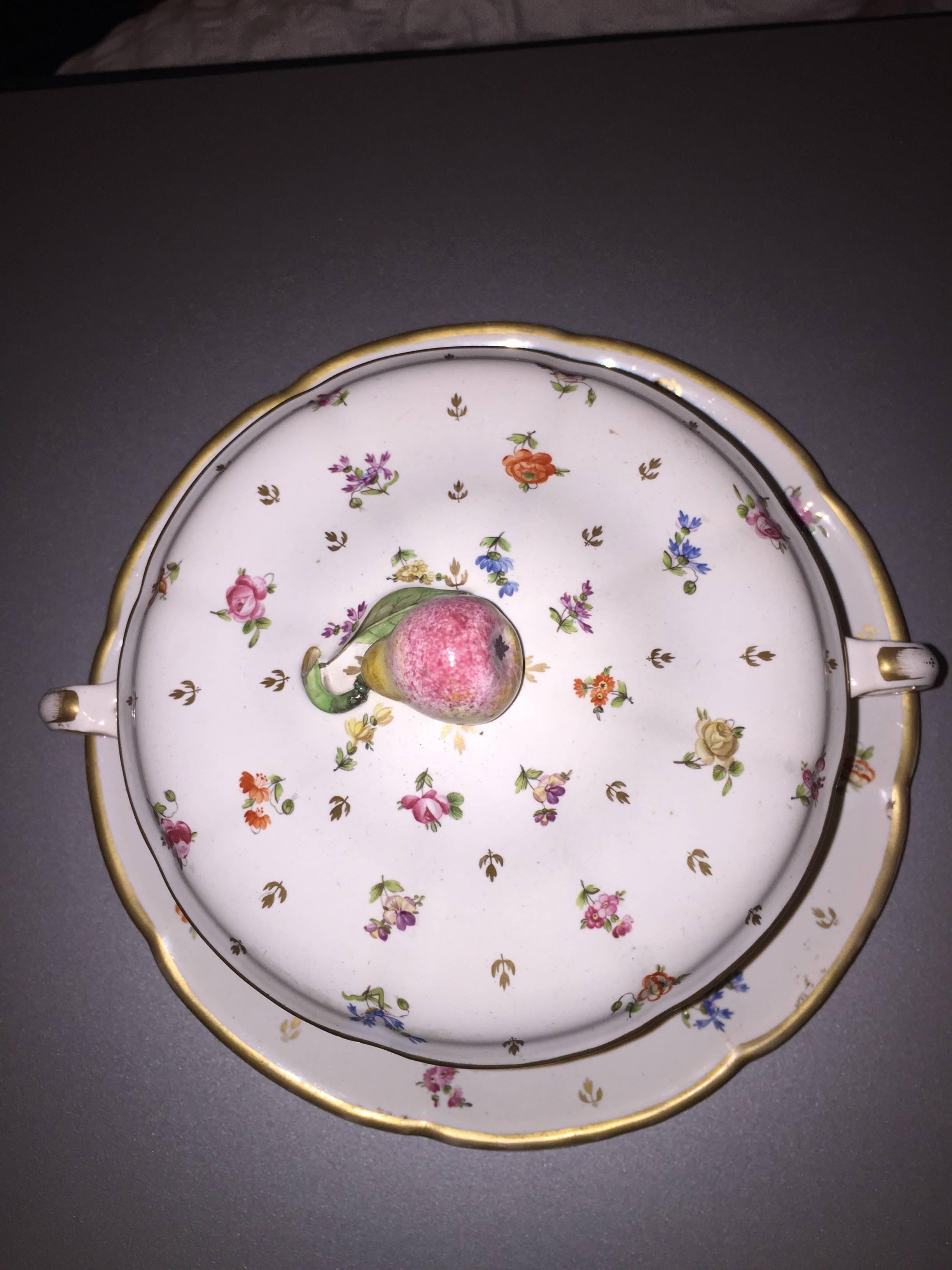Bowl covered with broth and display of the late 19th century. Polychrome flowers.
