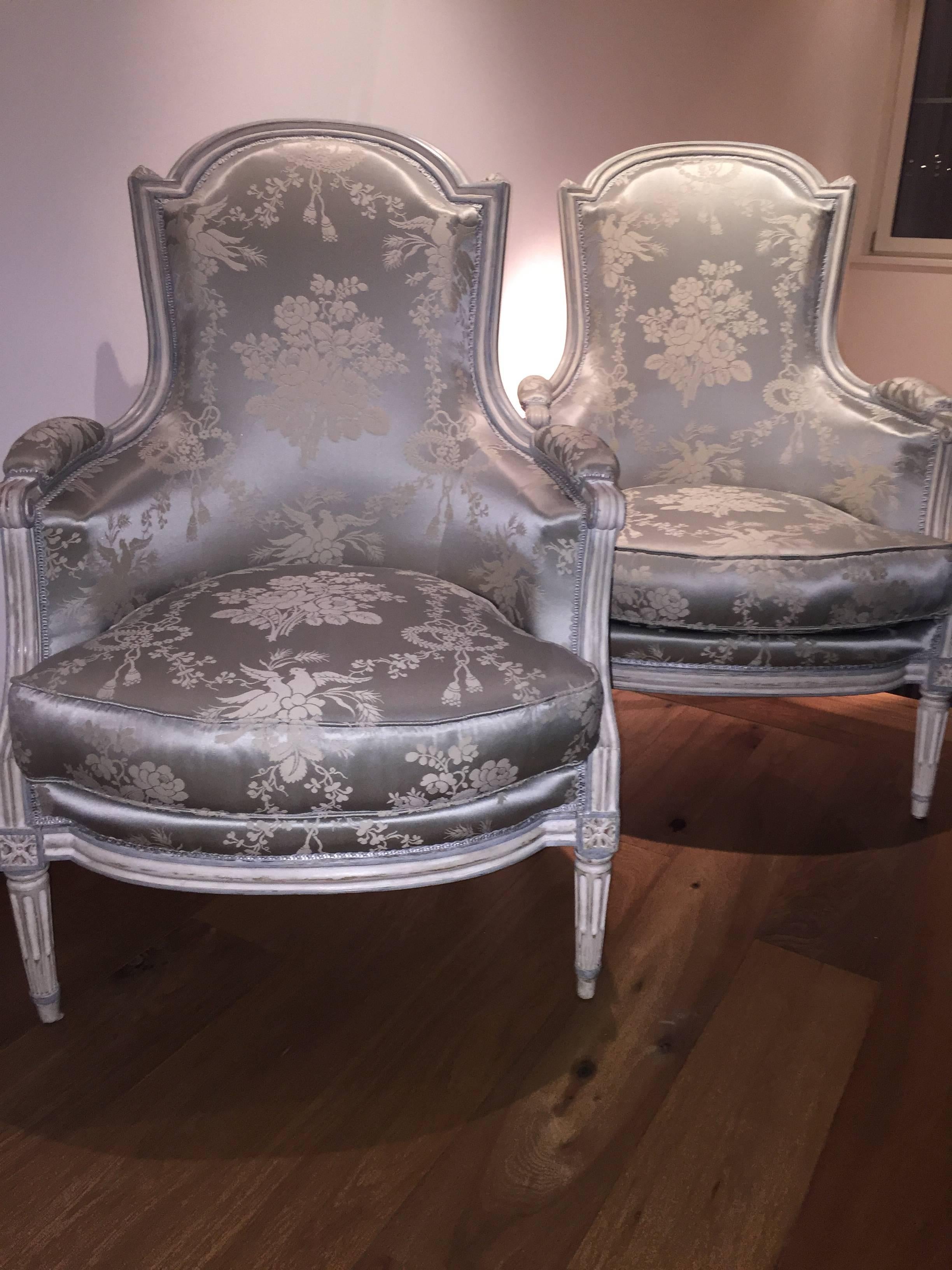 Pair of Louis XVI armchairs, period of the late 18th century, French origin, beech molded and sculpted rechampi cream highlighted with a blue border, basket handle folder, small feet spindles fluted rudentés. The seats are stamped Philippe Poirié,