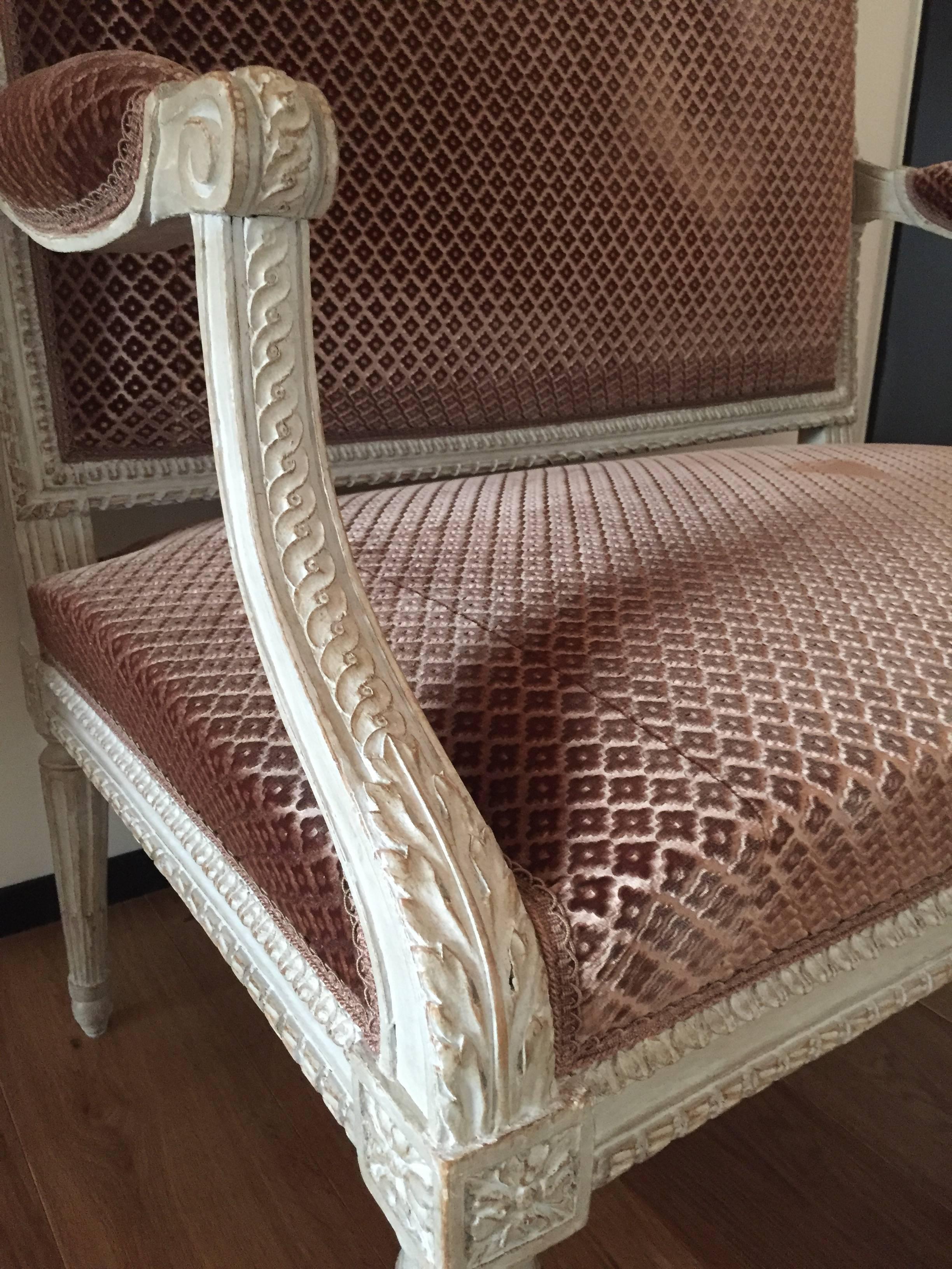 Rare marquise with flat back of the Louis XVI period, end of the 18th century, French origin. In beech, rechampis cream, very finely molded and carved with a frieze of interlacing, stripe of heart and acanthus leaves on the supports Armrests, dice
