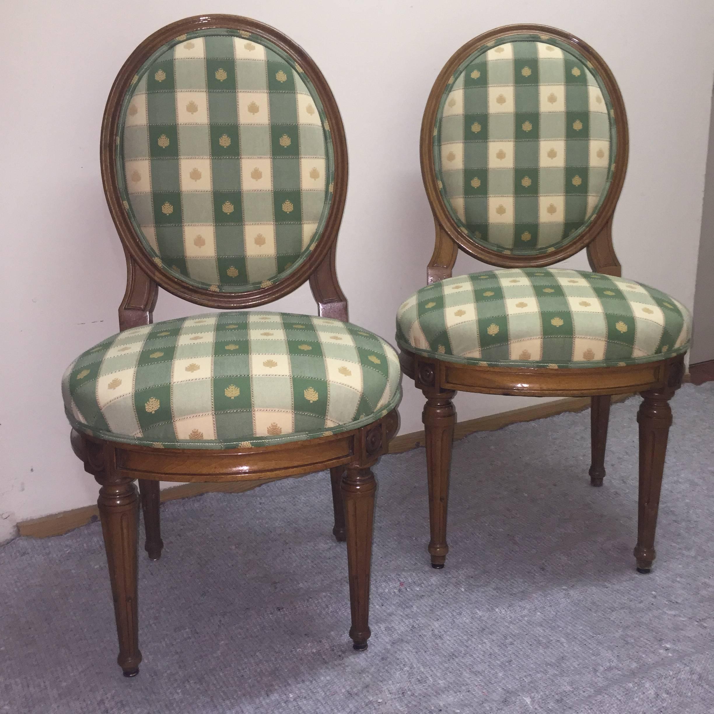 Pair of Louis XVI chairs, end of the 18th century, west of Switzerland. Frame in walnut.