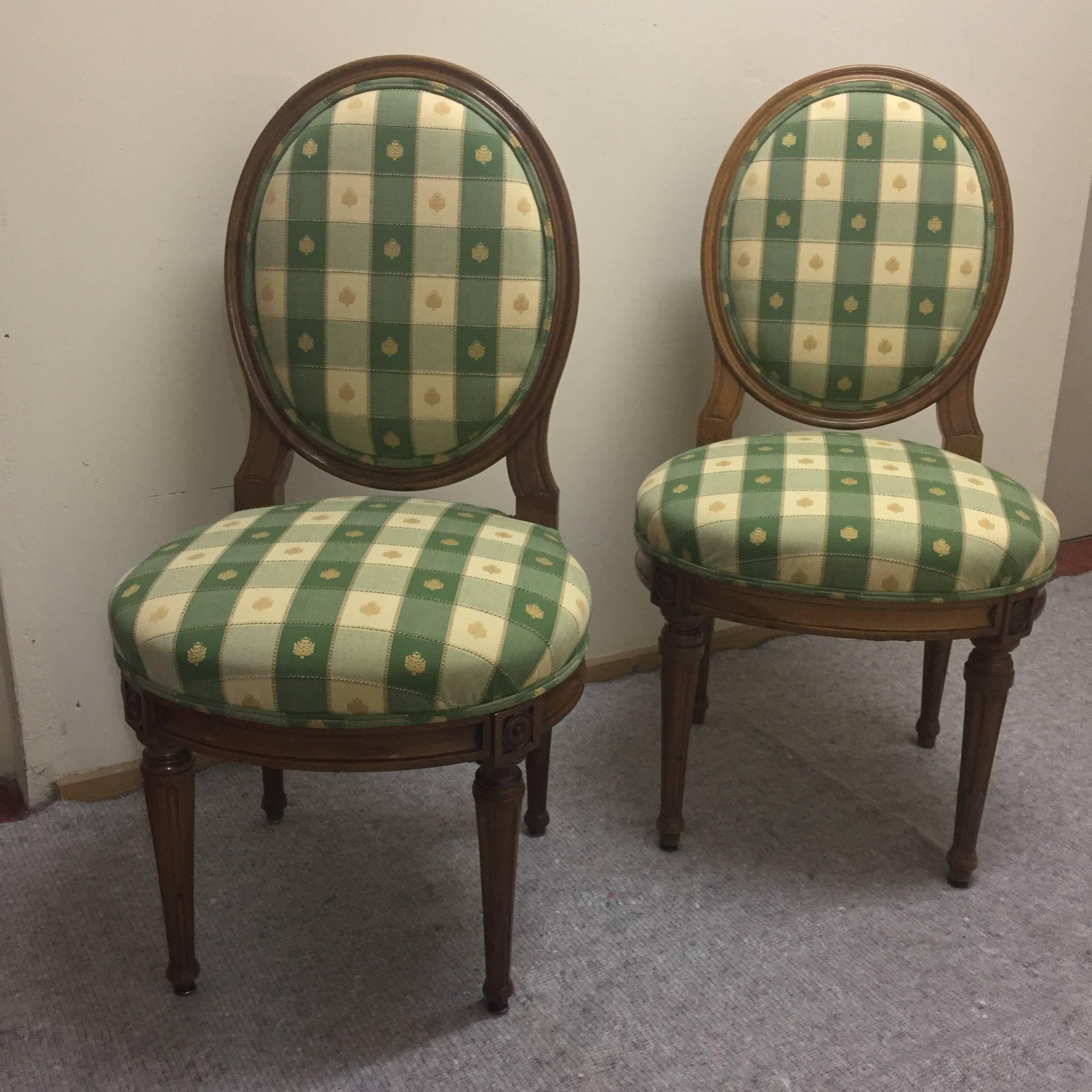 Chairs pair 18th Century, walnut In Excellent Condition For Sale In Rapperswil-Jona, CH