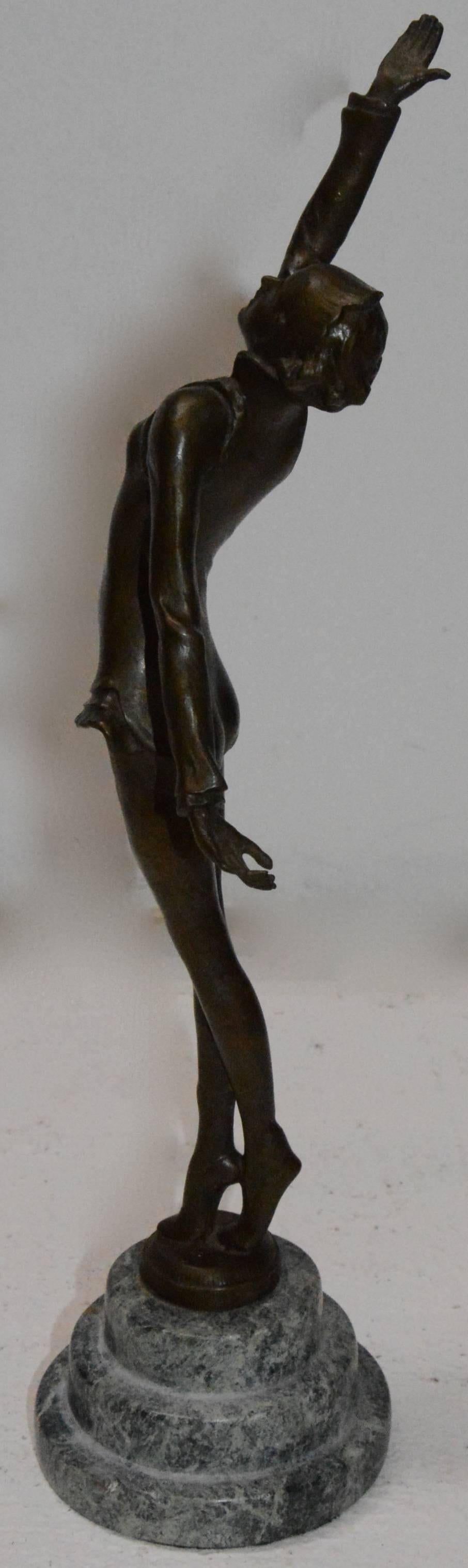 We are offering you a lovely bronze dancer posing atop a three tiered piece of green veined marble. She shows you her graceful pose with an up stretched right arm and her head held proudly.