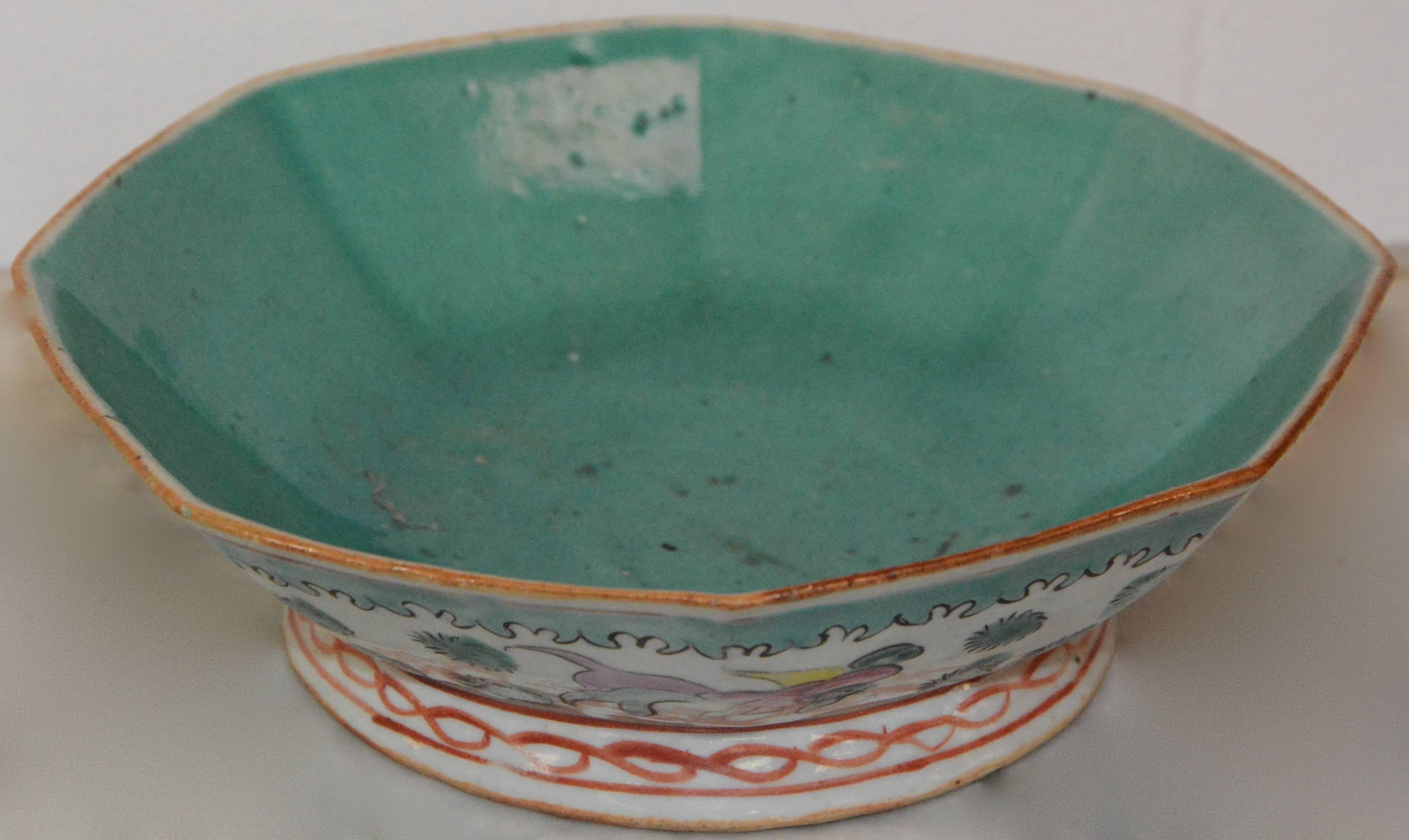 Asian Porcelain Octagonal Bowl, circa Early 19th Century In Fair Condition In Cookeville, TN