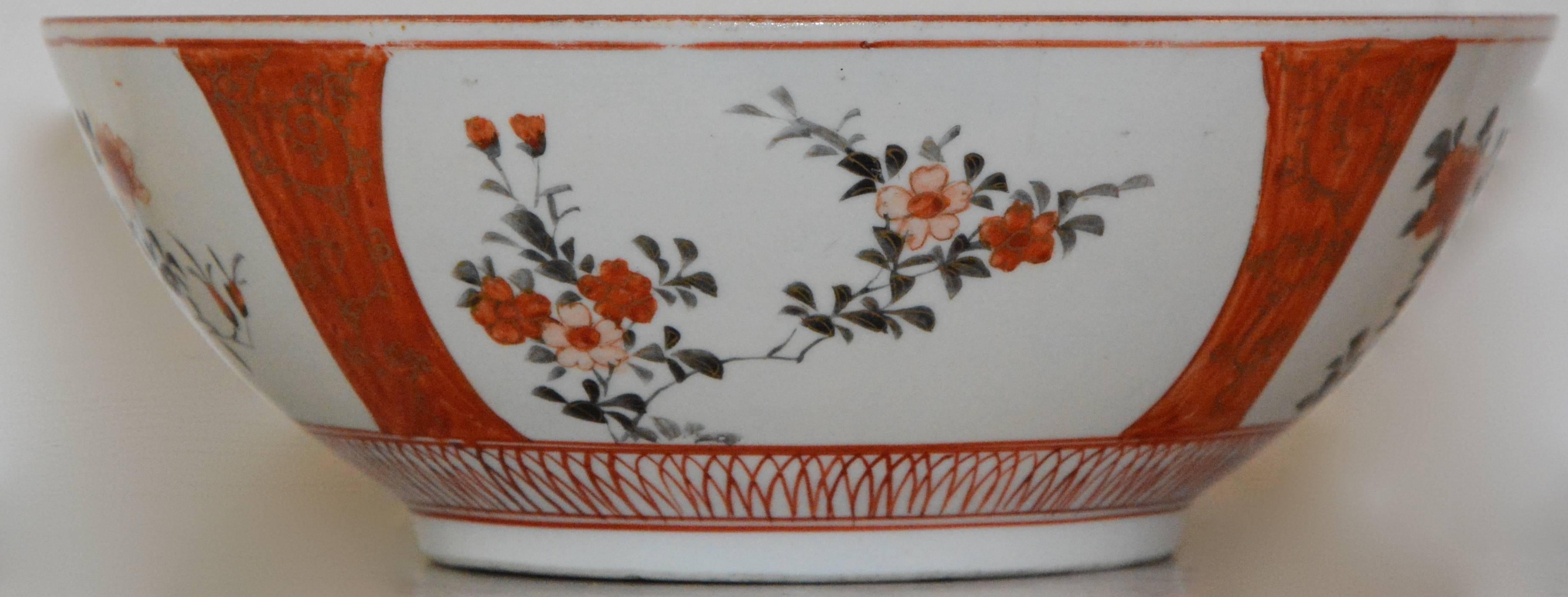 Chinese Export Asian Bowl with Floral Motif For Sale