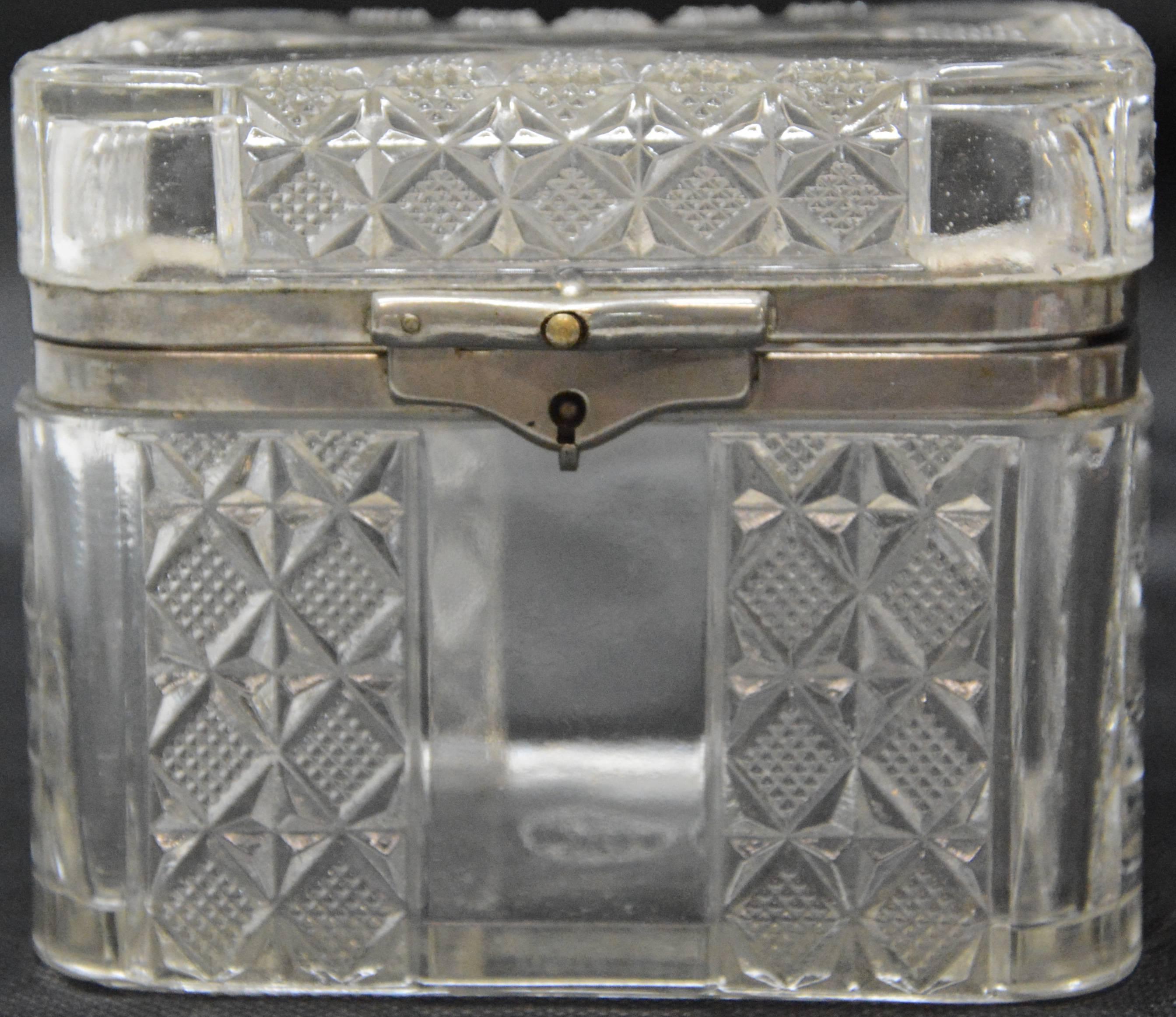 Antique Pressed Glass Lidded Casket In Good Condition For Sale In Cookeville, TN
