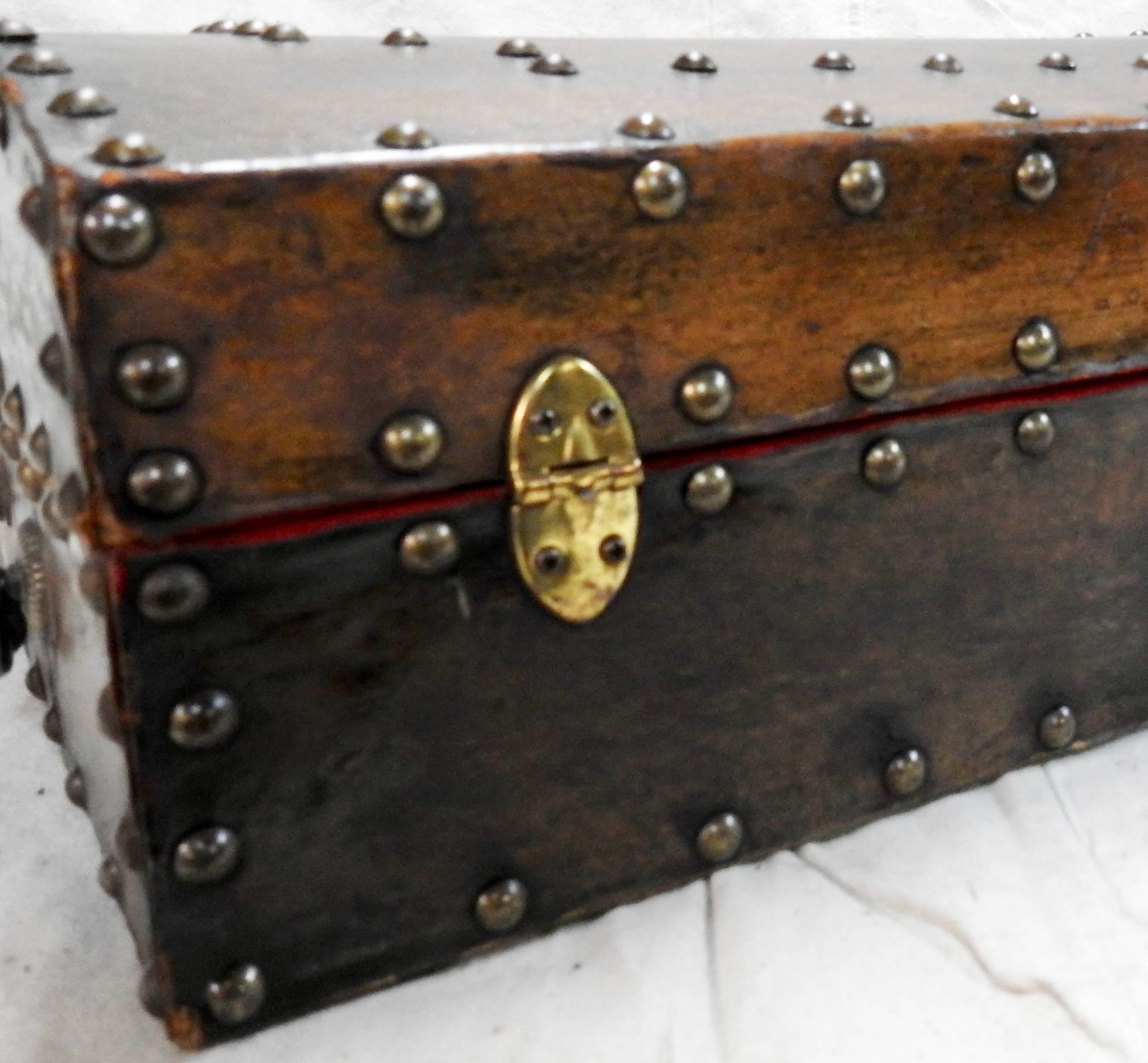 Late 19th Century Leather Box with Hammered Bronze Tacks In Good Condition For Sale In Cookeville, TN