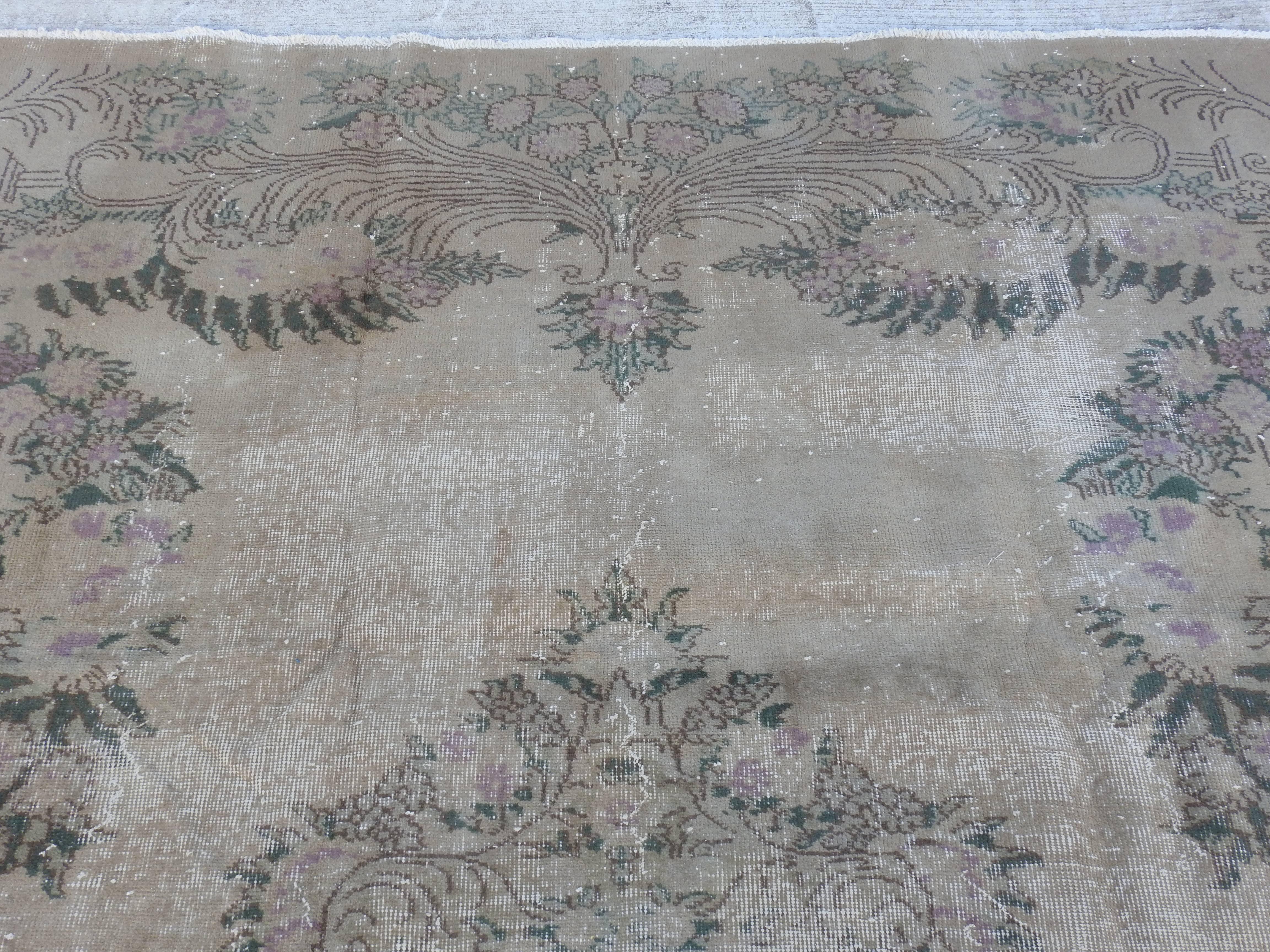 Oushak Neutral, Purple and Green Rug with Foliate Detail, 19th Century In Fair Condition For Sale In Cookeville, TN