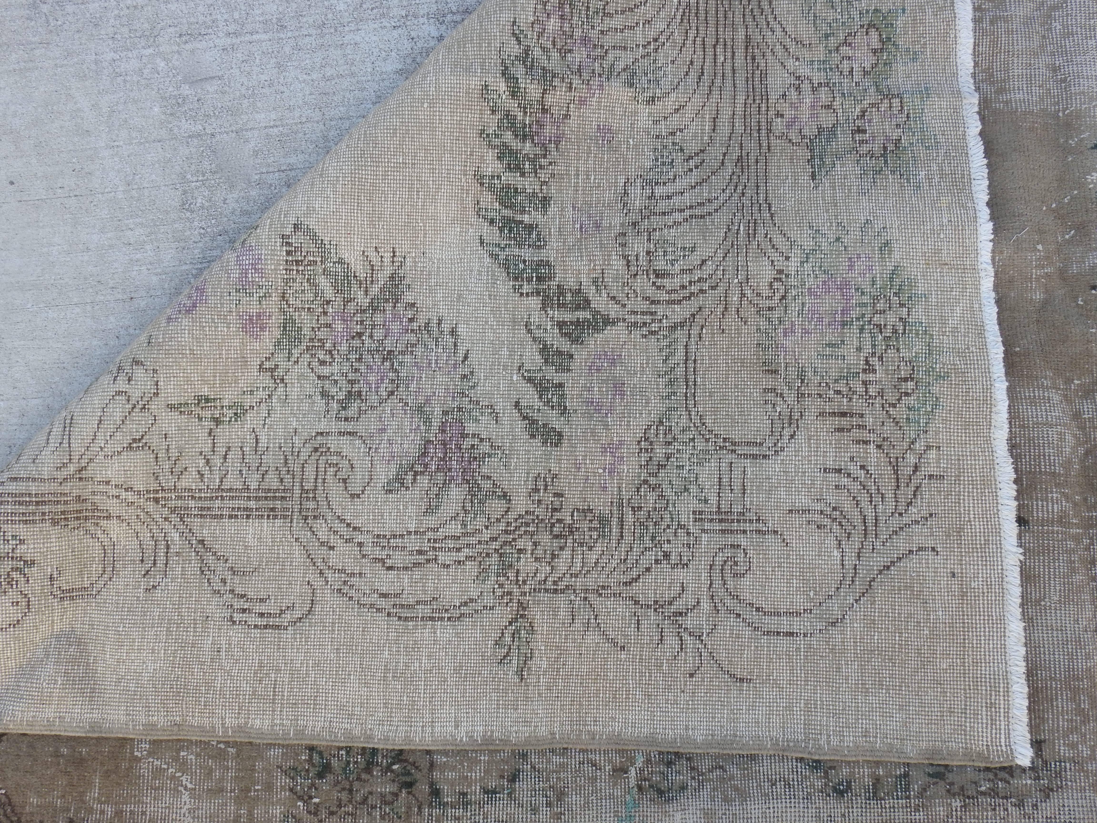 Oushak Neutral, Purple and Green Rug with Foliate Detail, 19th Century For Sale 1