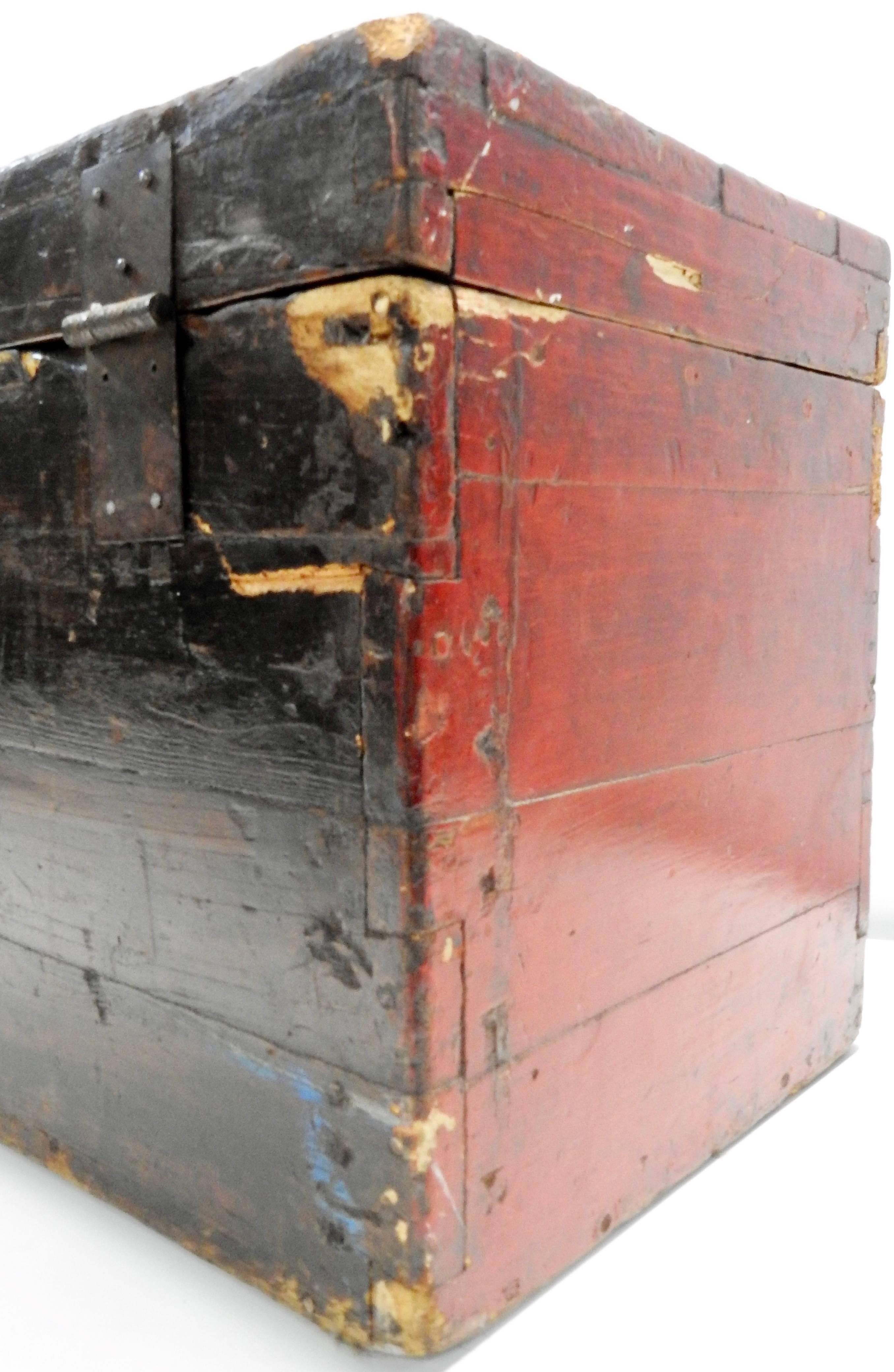 Chinese Storage Chest Hand Painted, Late 19th Century In Distressed Condition For Sale In Cookeville, TN