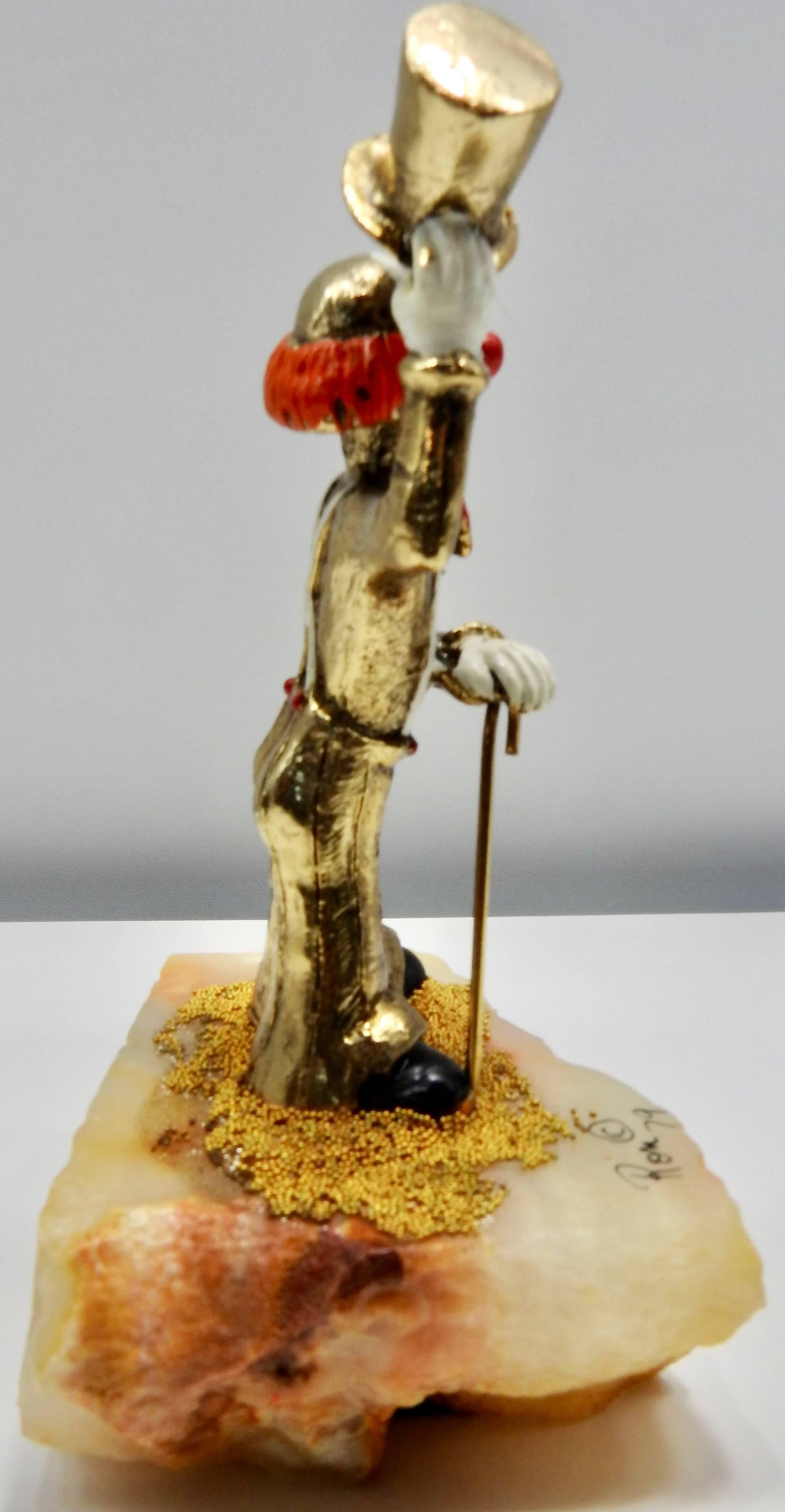 The happy face on this smiling clown by Ron Lee will be a welcome addition to your collections. He is greeting you by raising his top hat and you can just imagine him getting ready to twirl his cane. The details are fabulous and the gold accents