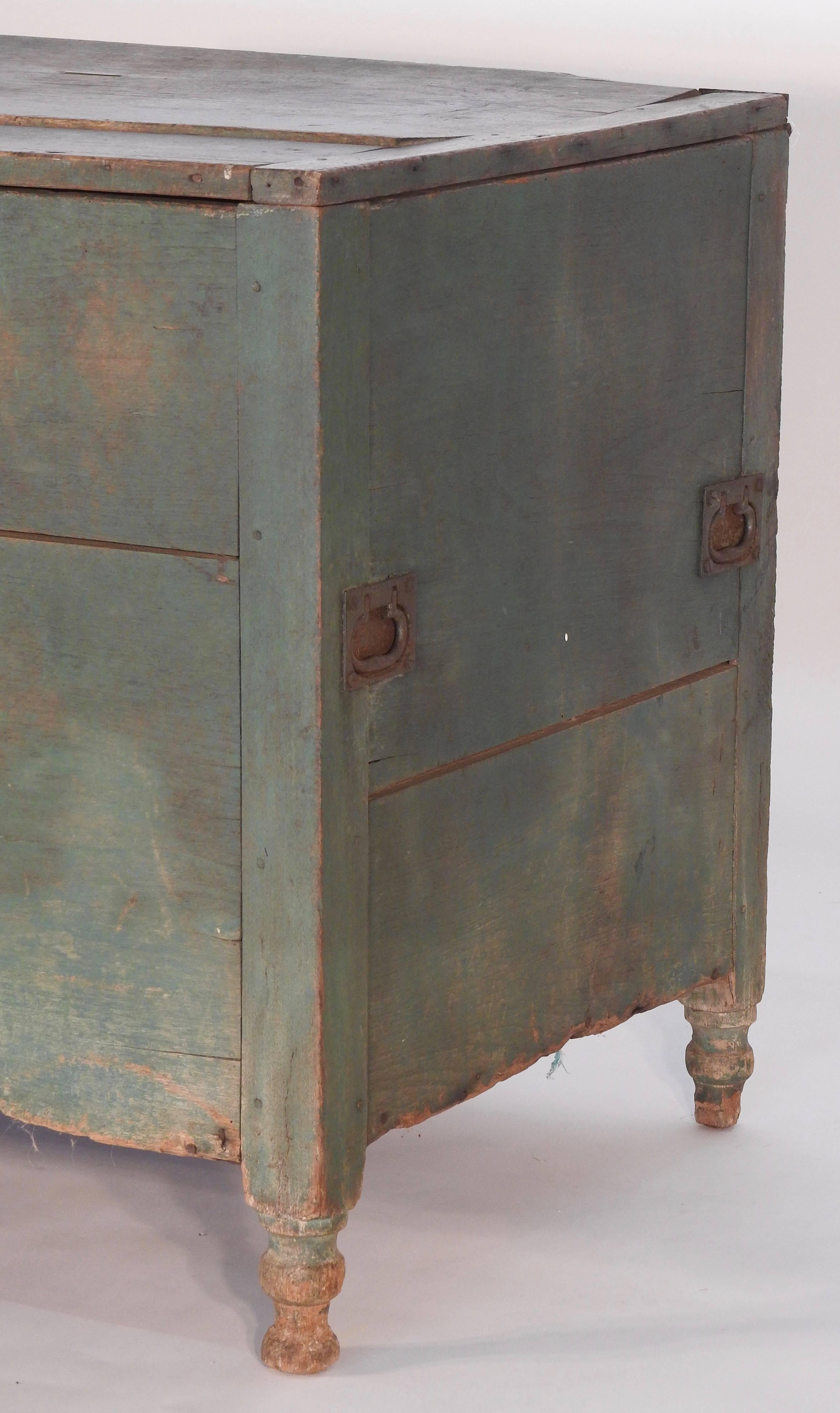 Blanket/Mule Chest with Aged Green Painted Patina Pre Civil War In Good Condition In Cookeville, TN