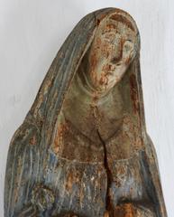 Sculpture religieuse primitive en bois du début du 17ème siècle représentant la Vierge Marie