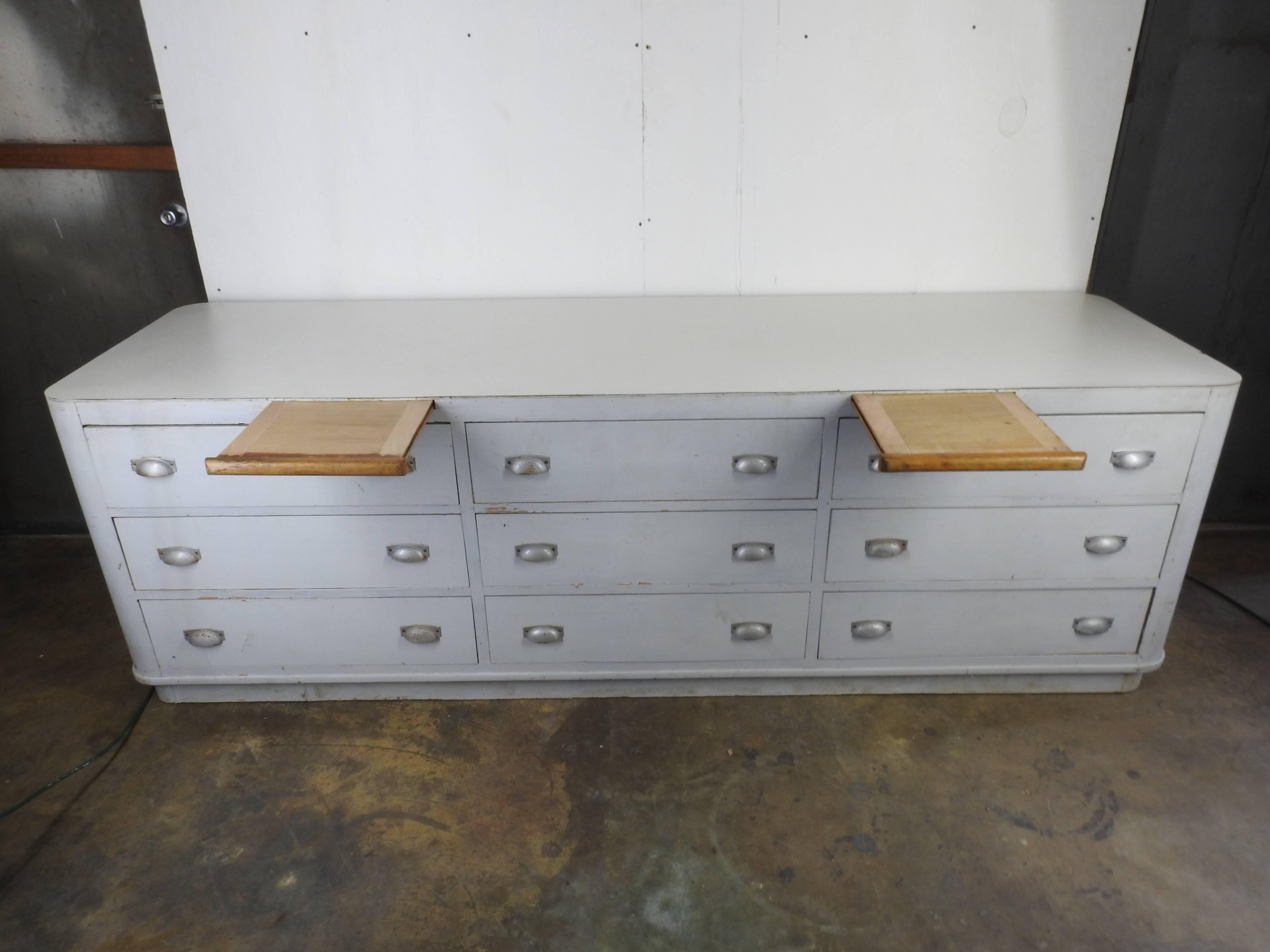 French Working Display Counter Mid-Century In Good Condition In Cookeville, TN