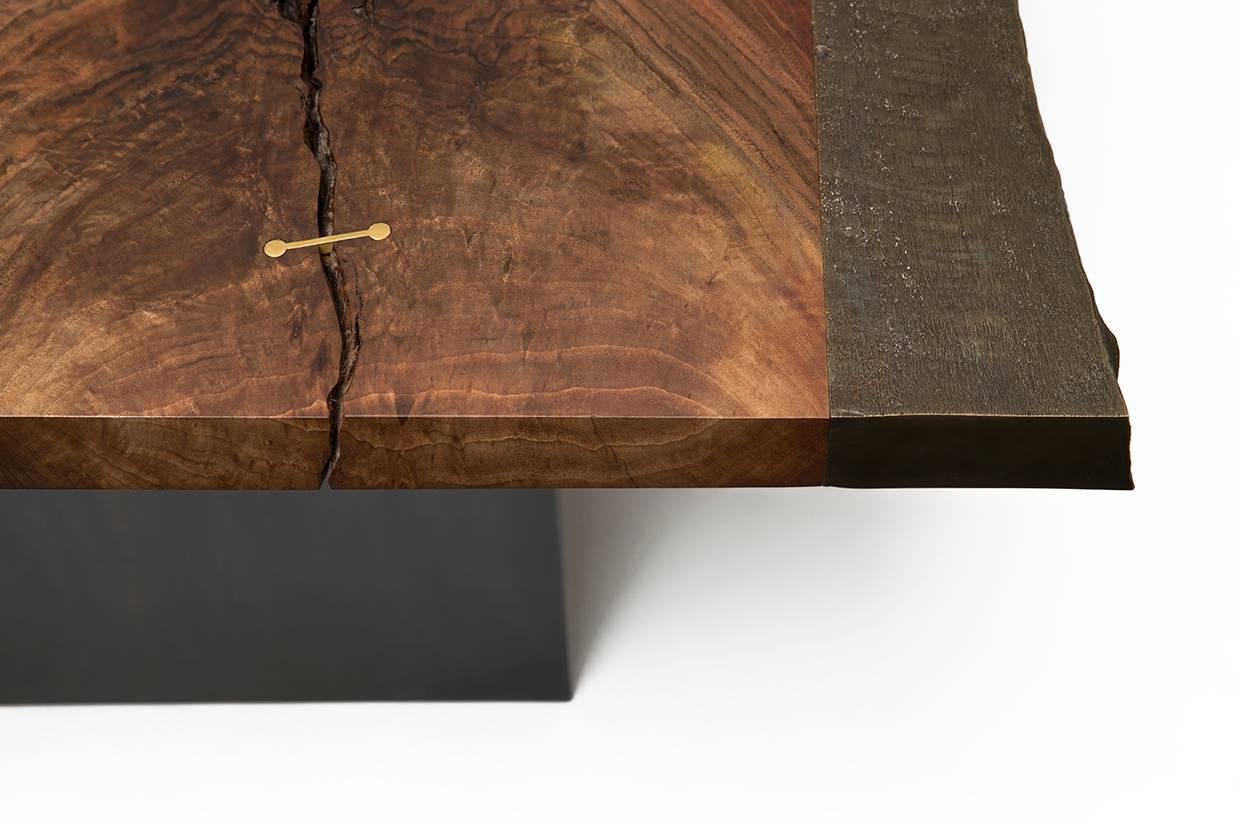 Zeitgenössischer Claro-Walnussholz-Tisch mit naturbelassener Kante und Bronzekante  (amerikanisch) im Angebot