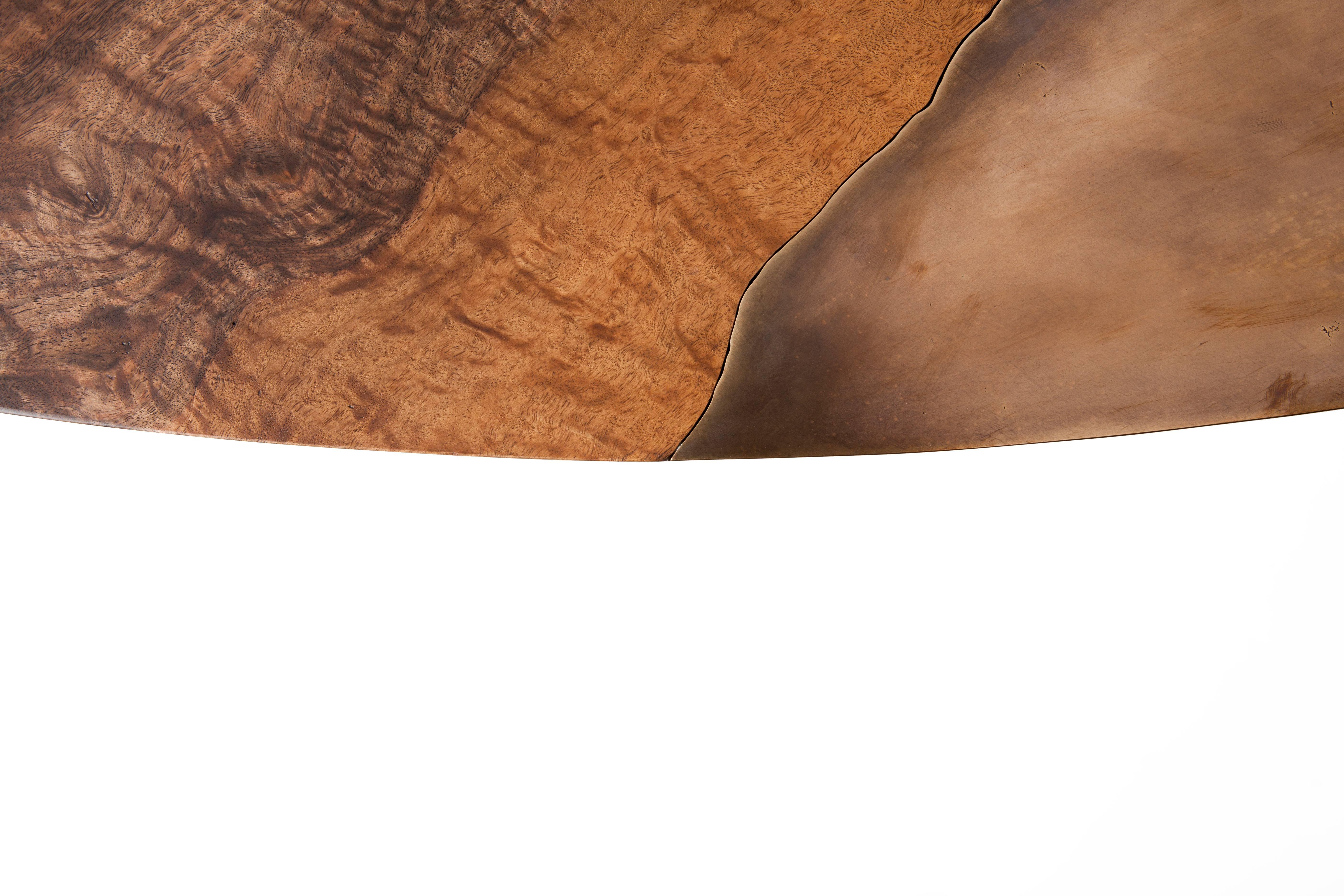 Moderner ovaler Esstisch aus Bronze und Bastogne-Nussbaum mit geschwungenem, schiffchenförmigem Untergestell im Angebot 1
