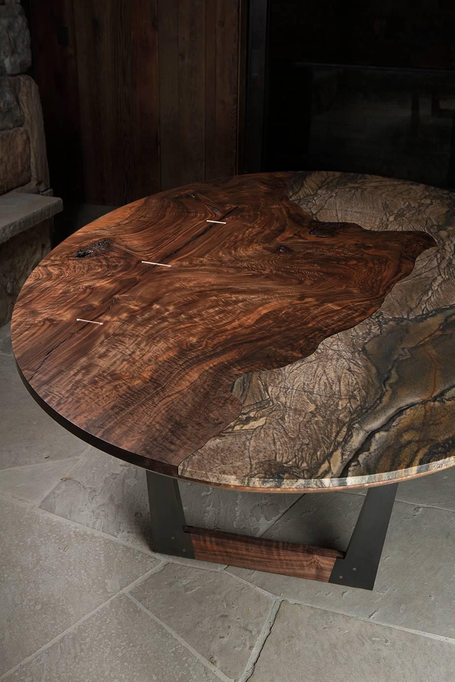 Américain Table de salle à manger ovale moderne en granit et noyer de Bastogne avec base en bois et acier en vente
