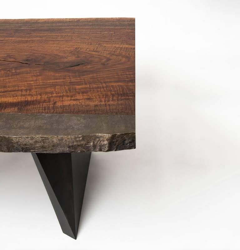 Zeitgenössischer Claro-Walnussholz-Tisch mit naturbelassener Kante und Bronzekante  (Geschwärzt) im Angebot