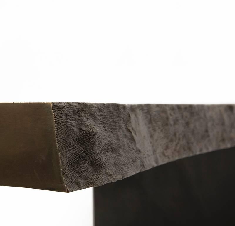 Zeitgenössischer Claro-Walnussholz-Tisch mit naturbelassener Kante und Bronzekante  im Zustand „Neu“ im Angebot in Sebastopol, CA
