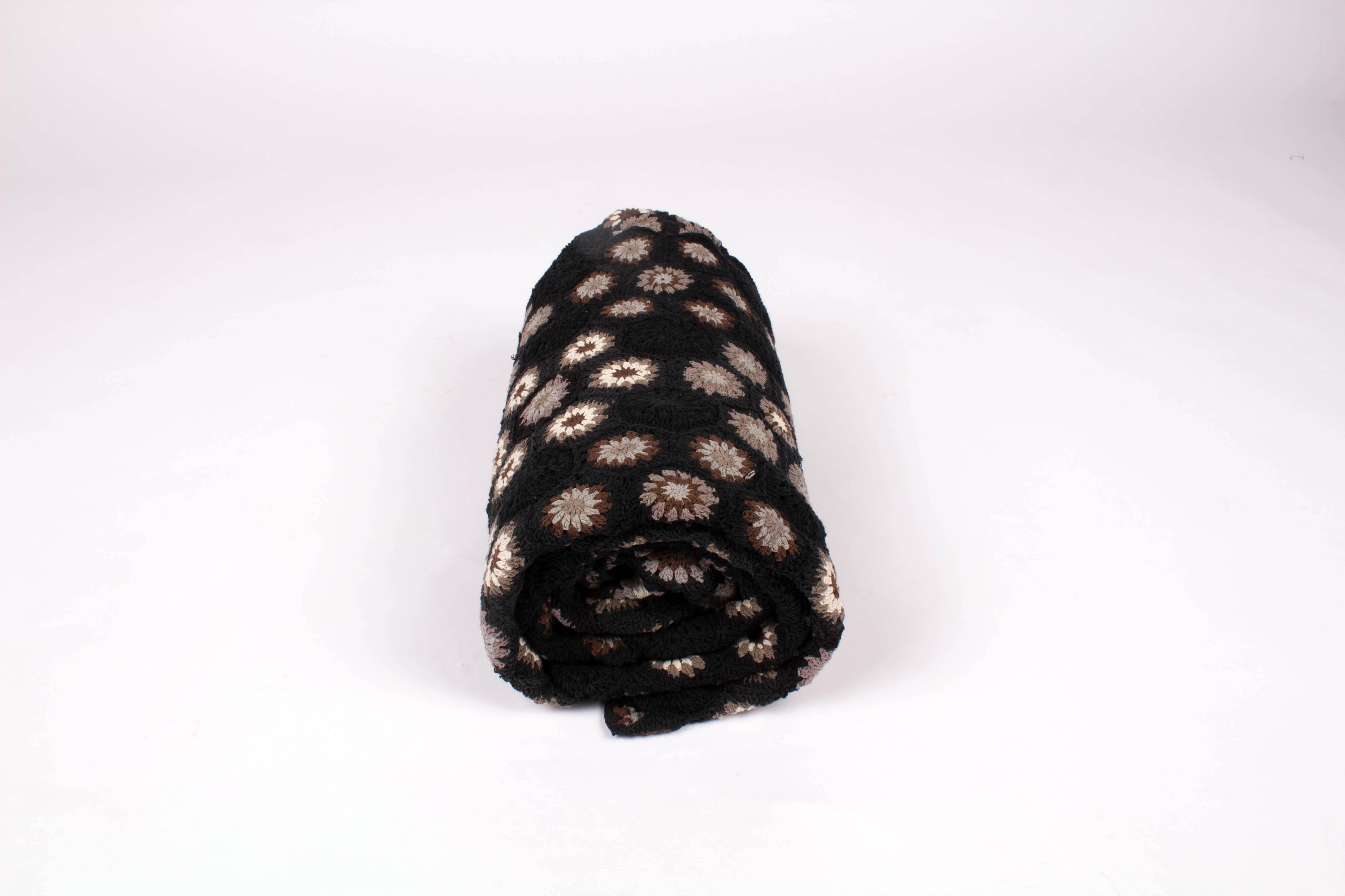 Art Deco Style Crocheted Medallion Blanket Throw 07 Black and Neutral Tones  (Art déco) im Angebot